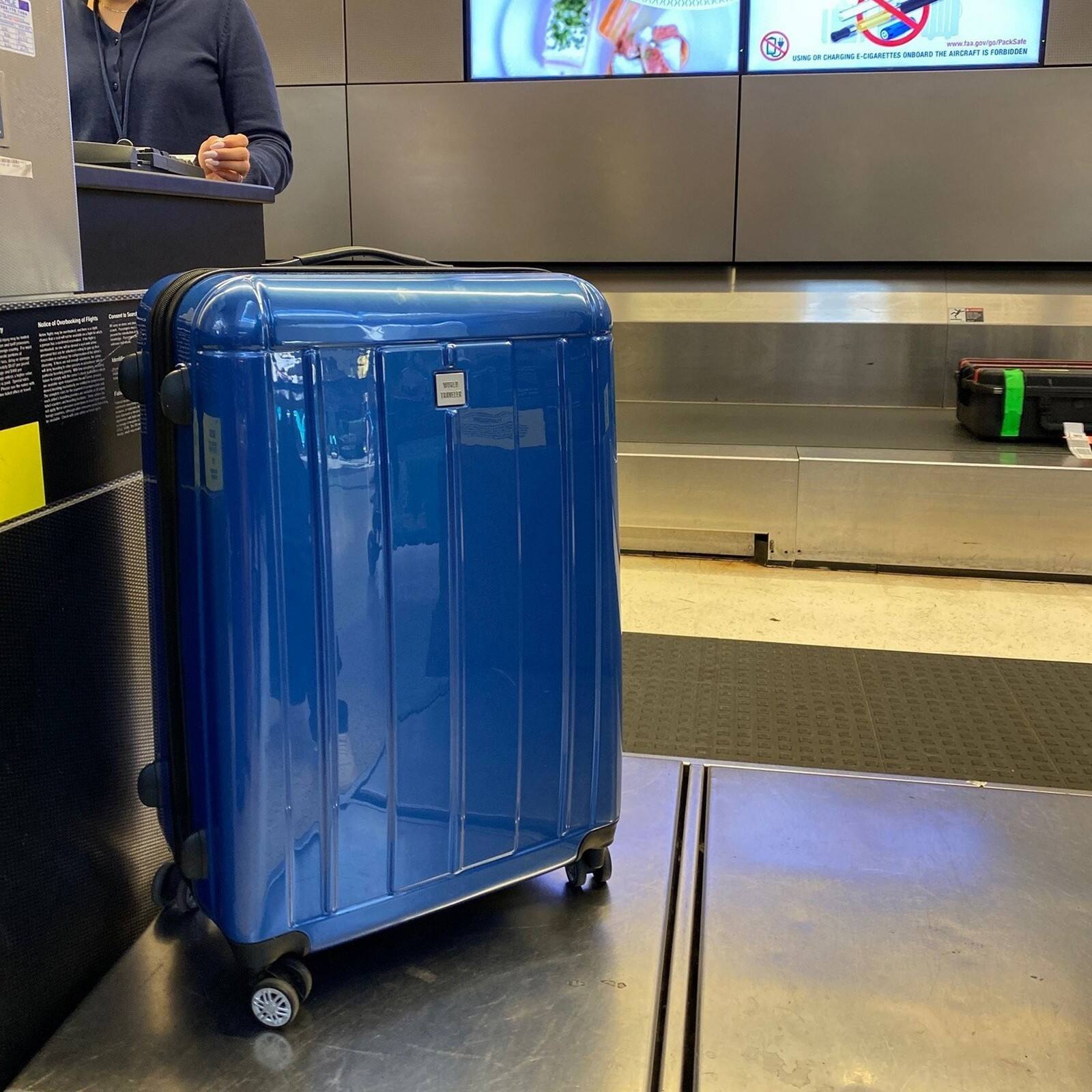 Sure, here is the corrected and grouped text from the image:

---

**i - ppTaom D CRARUNG 4 ARETIS INRIARD - ARERAFY - FONddEs VON -**

---

**Additional Text:**

- "Using or charging e-cigarettes on board the aircraft is forbidden."

- "www.lufthansa.com"

- "Lufthansa"

- "Lufthansa"

- "Lufthansa"

- "Lufthansa"

- "Lufthansa"

- "Lufthansa"

- "Lufthansa"

- "Lufthansa"

- "Lufthansa"

- "Lufthansa"

- "Lufthansa"

- "Lufthansa"

- "Lufthansa"

- "Lufthansa"

- "Lufthansa"

- "Lufthansa"

- "Lufthansa"

- "Lufthansa"

- "Lufthansa"

- "Lufthansa"

- "Lufthansa"

- "Lufthansa"

- "Lufthansa"

- "Lufthansa"

- "Lufthansa"

- "Lufthansa