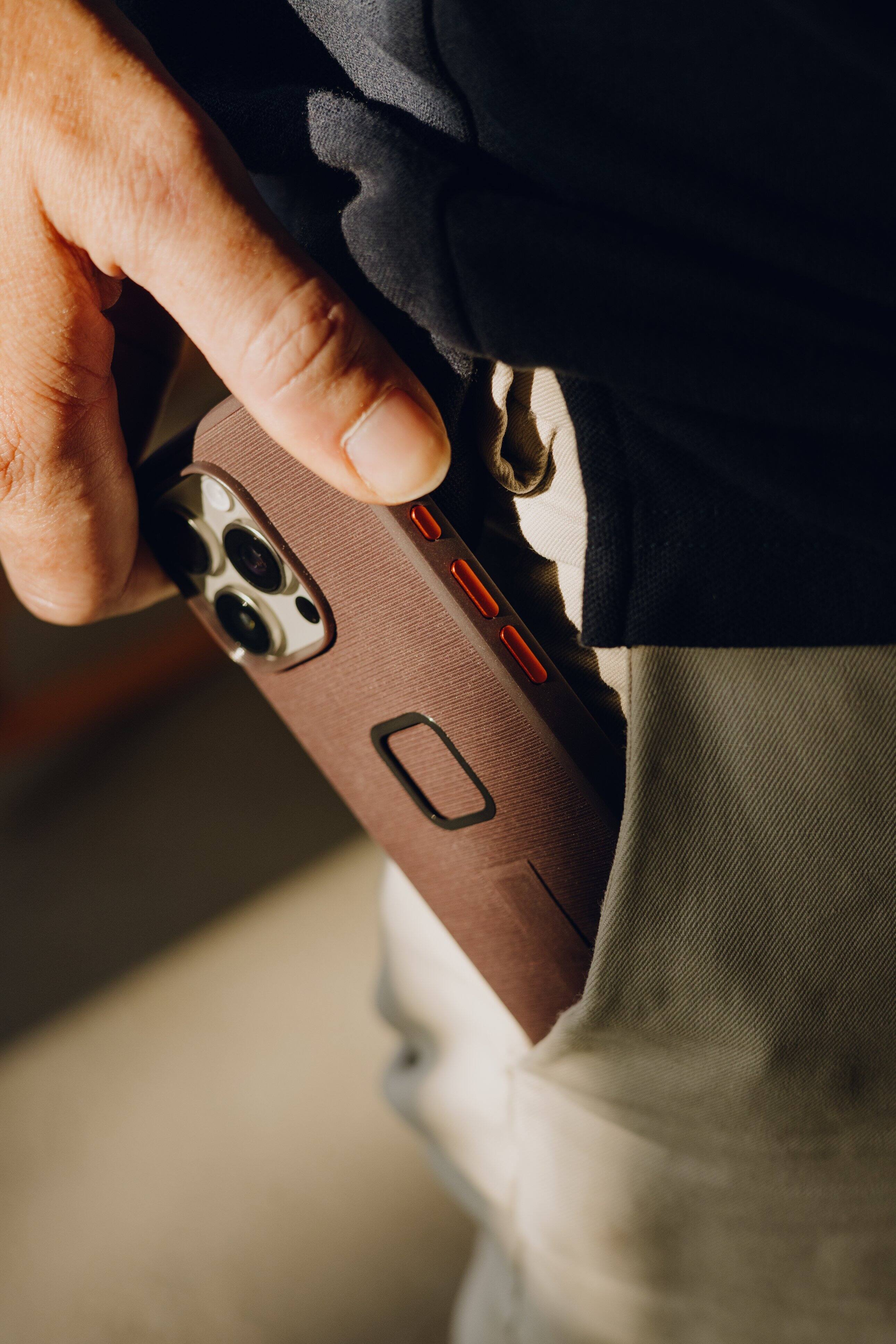 Alt View 4. Peak Design - Everyday Loop Case for iPhone 16 Pro - Eclipse.