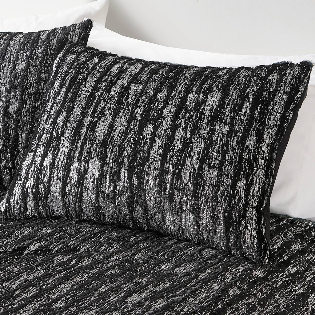 Alt View 2. Gracie Mills - Gracie Mills Maelona Metallic Print Faux Fur Comforter Set - Black/Silver.