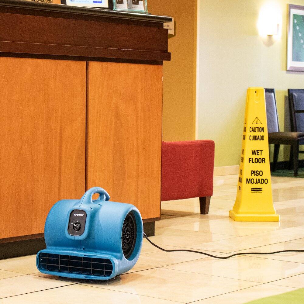 CAUTION  
CUIDADO  
WET FLOOR  
PISO MOJADO