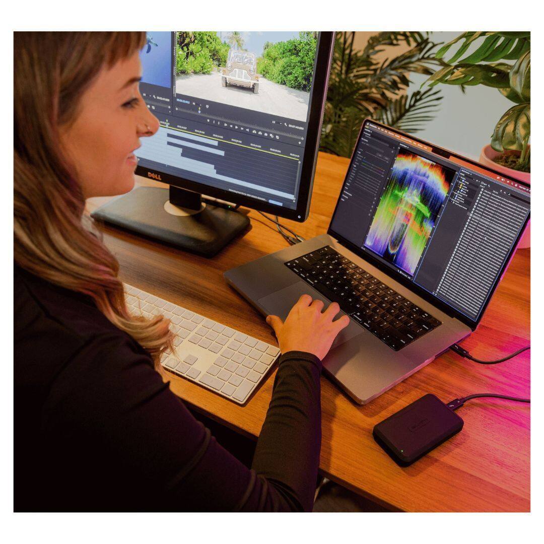 Left. Glyph - Glyph A4000PRO2 Atom Pro 4tb Nvme Ssd Thunderbolt 3.