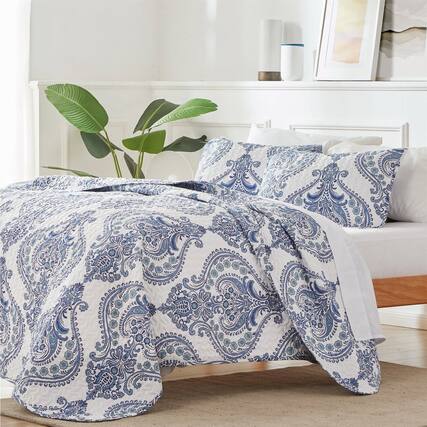 Front. Hivvago - King Size Soft Microfiber Reversible Blue/White Baroque Floral Design Quilt Set - Blue/White.