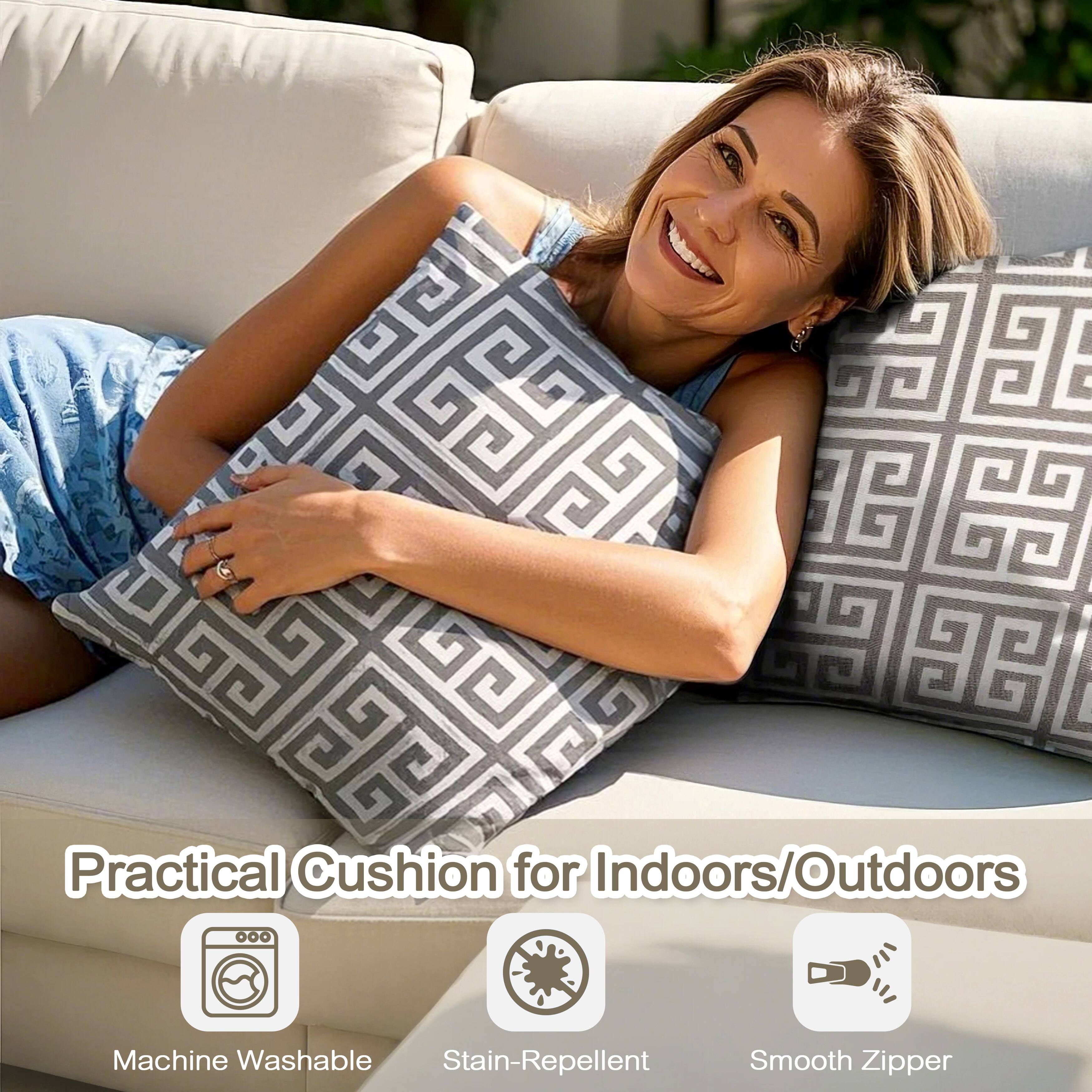 Practical Cushion for Indoors/Outdoors  
Machine Washable  
Stain-Repellent  
Smooth Zipper