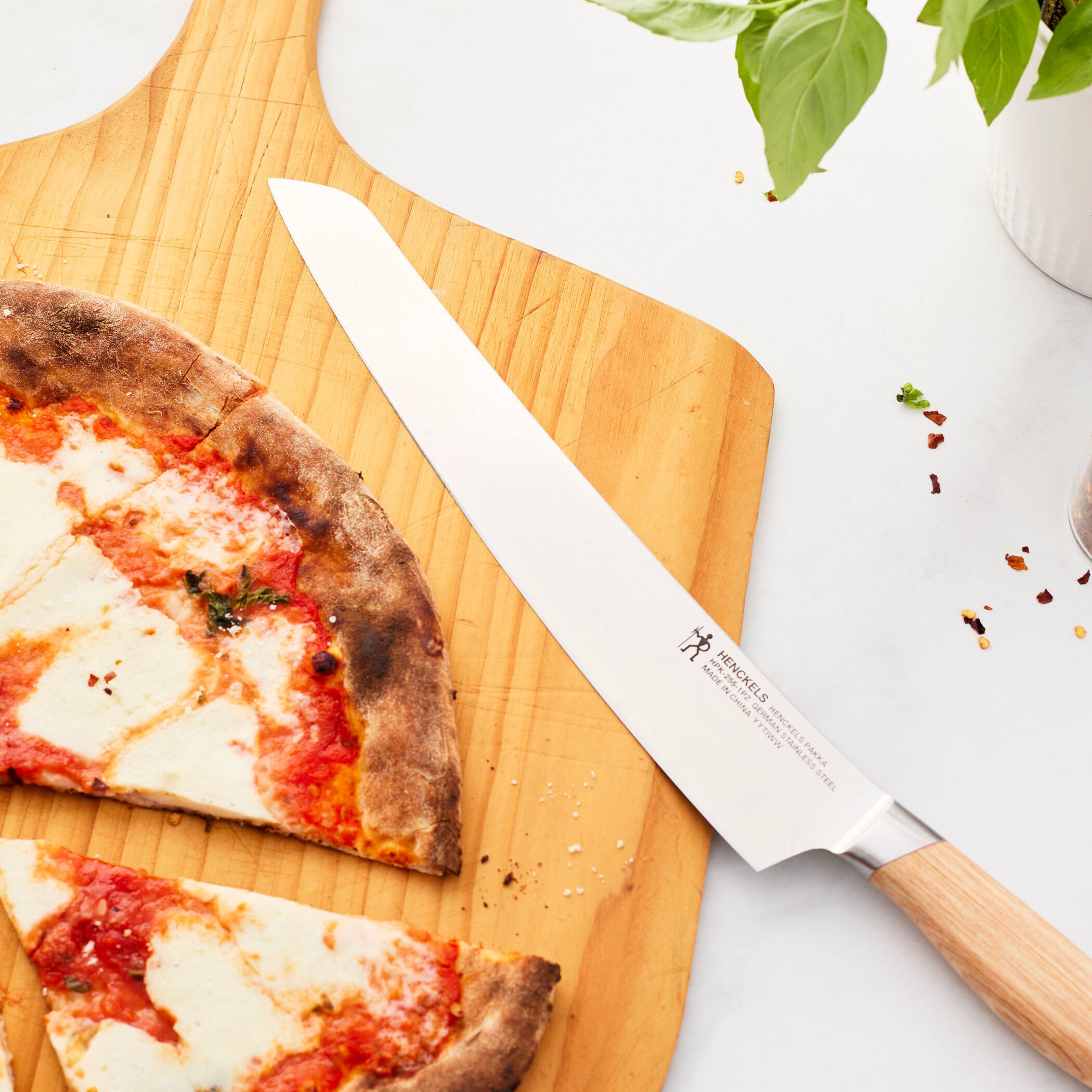 Y MAIE I HENCKEL N P i   F " HENCKELS WWTT tarin NLESS.STEEL SEIN ESS PARKA SPERL + .