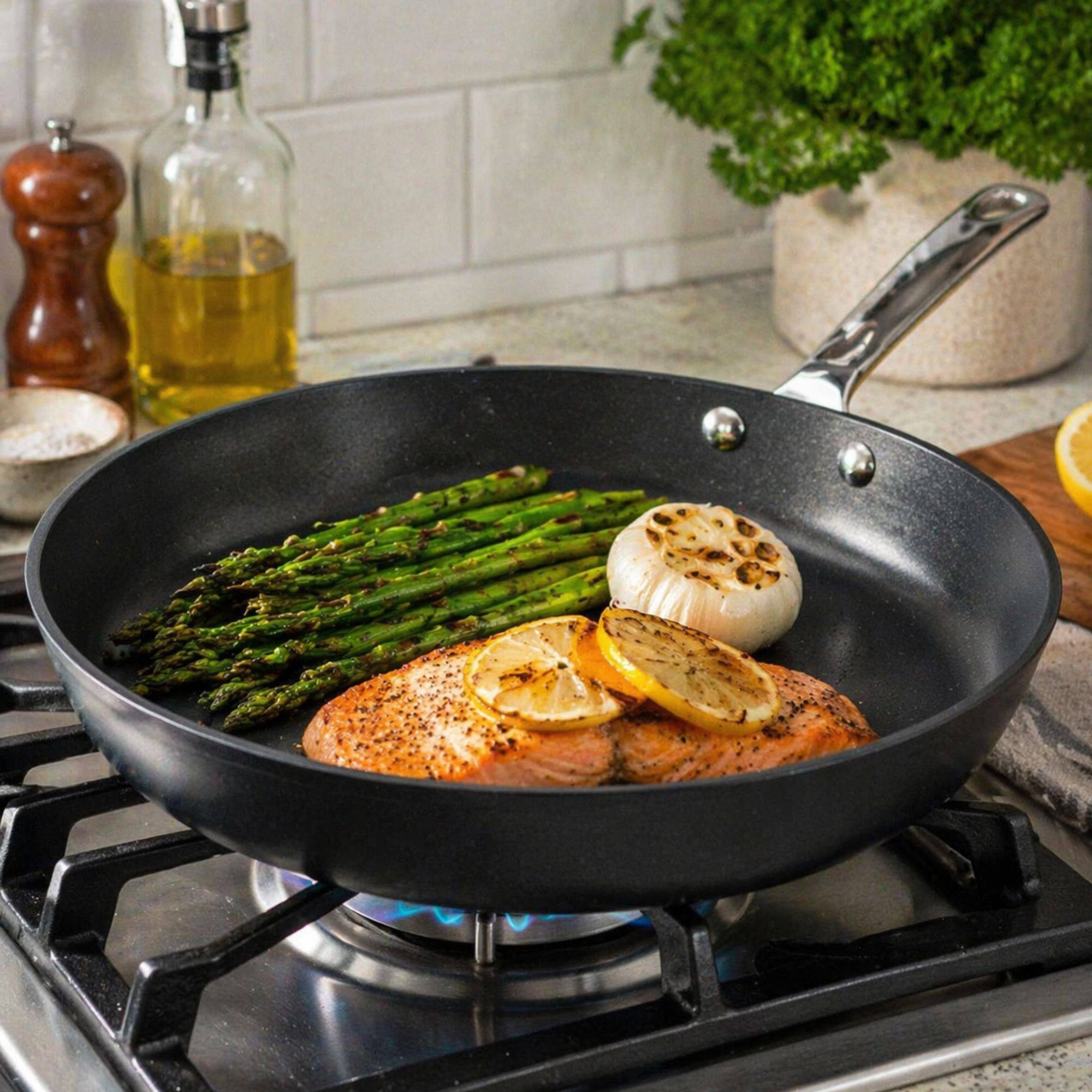 Angle. Alva - Alva Maestro Ceramic Nonstick Frying Pan - Black.