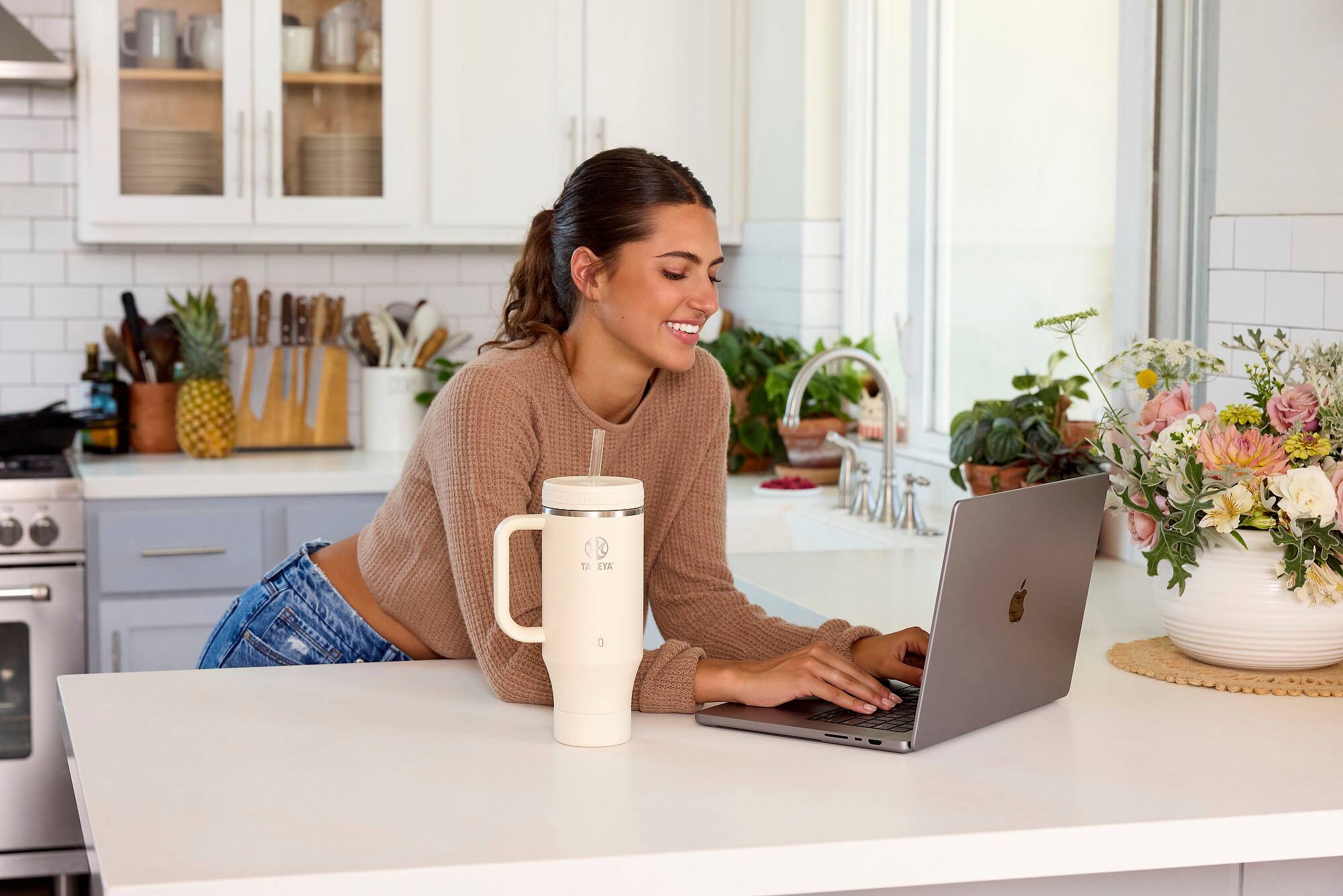 Alt View 15. Takeya - 40-oz. Straw Tumbler with Handle - Oatmilk.