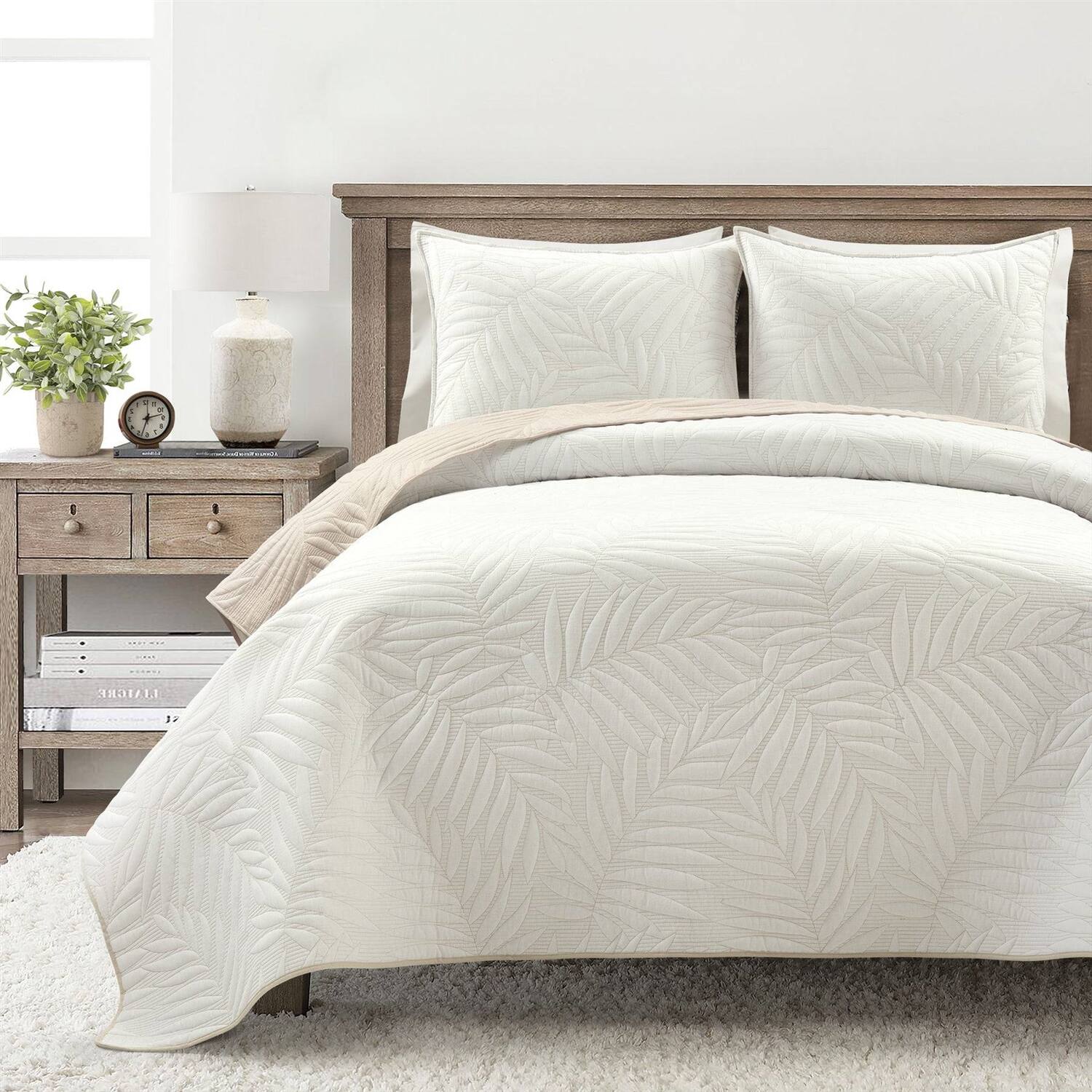 Angle. Hivvago - Full/Queen Lightweight Fern Leaf Reversible 3-PC White Beige Cotton Quilt Set - White Beige.
