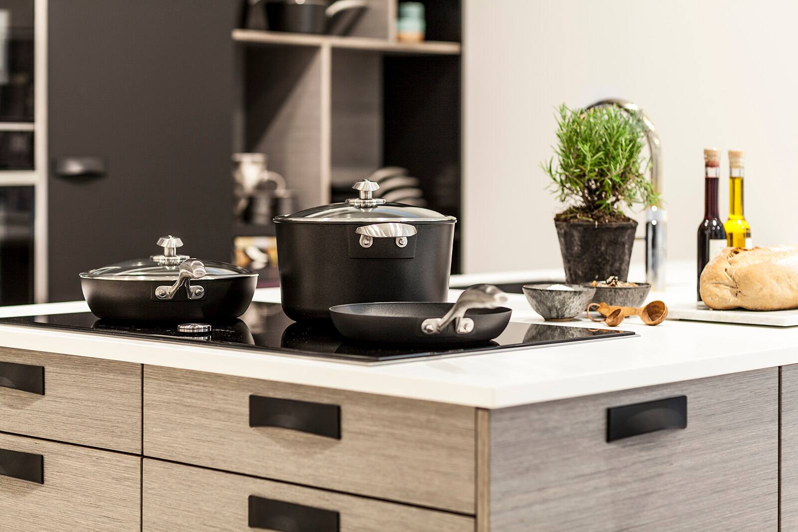 Alt View 4. Scanpan - Pro IQ 2.6 Quart Covered Saucepan - Black.