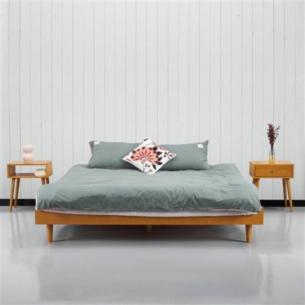Angle. Hivvago - Queen size Mid-Century Modern Platform Bed Frame in Light Wood Finish - Brown.
