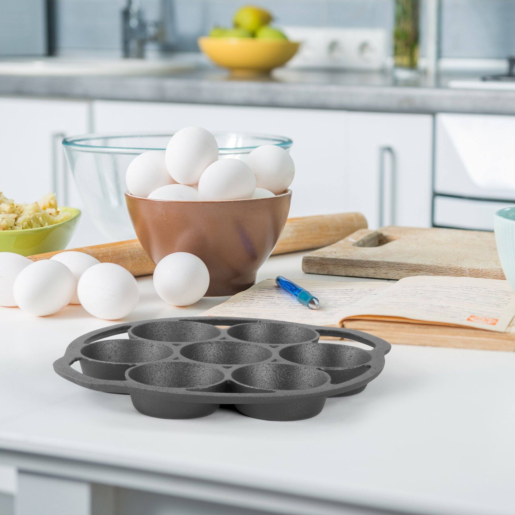 Angle. Commercial Chef - COMMERCIAL CHEF Cast Iron Biscuit Pan - Black.