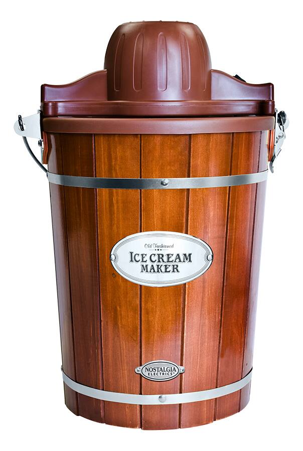 Angle. Nostalgia - ICMP600WD 6-Quart Wood Bucket Ice Cream Maker - Woodgrain.