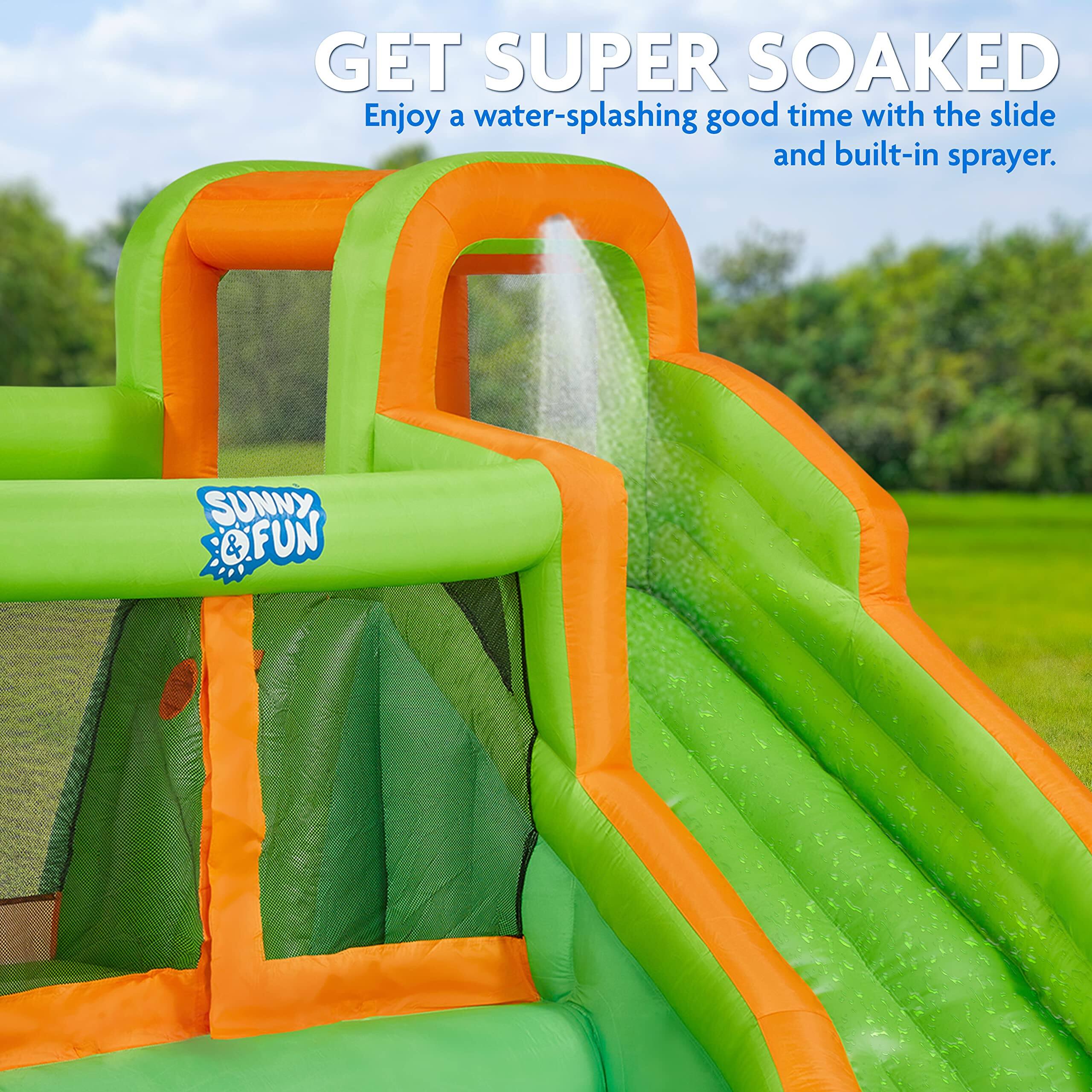 GET SUPER SOAKED
Enjoy a water-splashing good time with the slide and built-in sprayer.
SUNNY & FUN