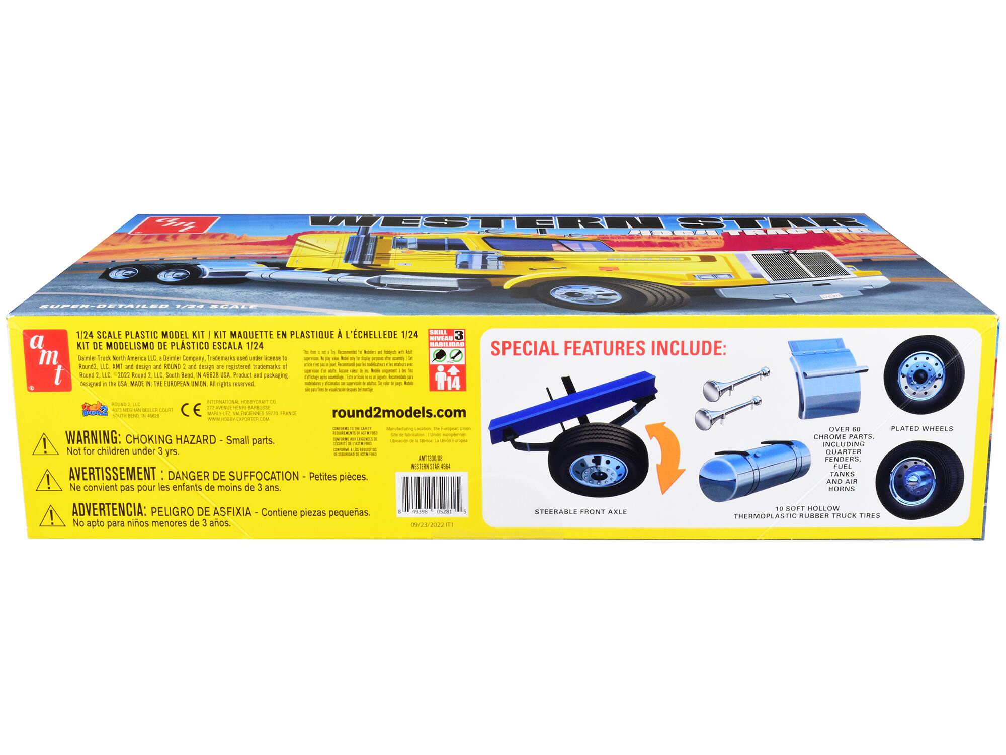 **1/24 SCALE PLASTIC MODEL KIT / KIT MAQUETTE EN PLASTIQUE À L'ÉCHELLE DE 1/24**

**SPECIAL FEATURES INCLUDE:**

- OVER 60 PLATED WHEELS
- 10 SOFT HOLLOW THERMOPLASTIC RUBBER TRUCK TIRES
- CHROME PARTS
- QUARTER PANELS
- FUEL TANK
- AIR FILTER
- HORN

**WARNING: CHOKING HAZARD - Small parts. Not for children under 3 yrs.**

**AVERTISSEMENT: DANGER DE SUFFOCATION - Petites pièces. Ne convient pas pour les enfants de moins de 3 ans.**

**ADVERTENCIA: PELIGRO DE ASFIXIA - Contiene piezas pequeñas. No apto para niños menores de 3 años.**

**round2models.com**

**STEERABLE FRONT AXLE**

**Designed in the USA. MADE IN THE EUROPEAN UNION. All rights reserved.**

**Daimler Truck North America LLC, a Daimler Company. Trademarks used under license to Round 2 LLC.**

