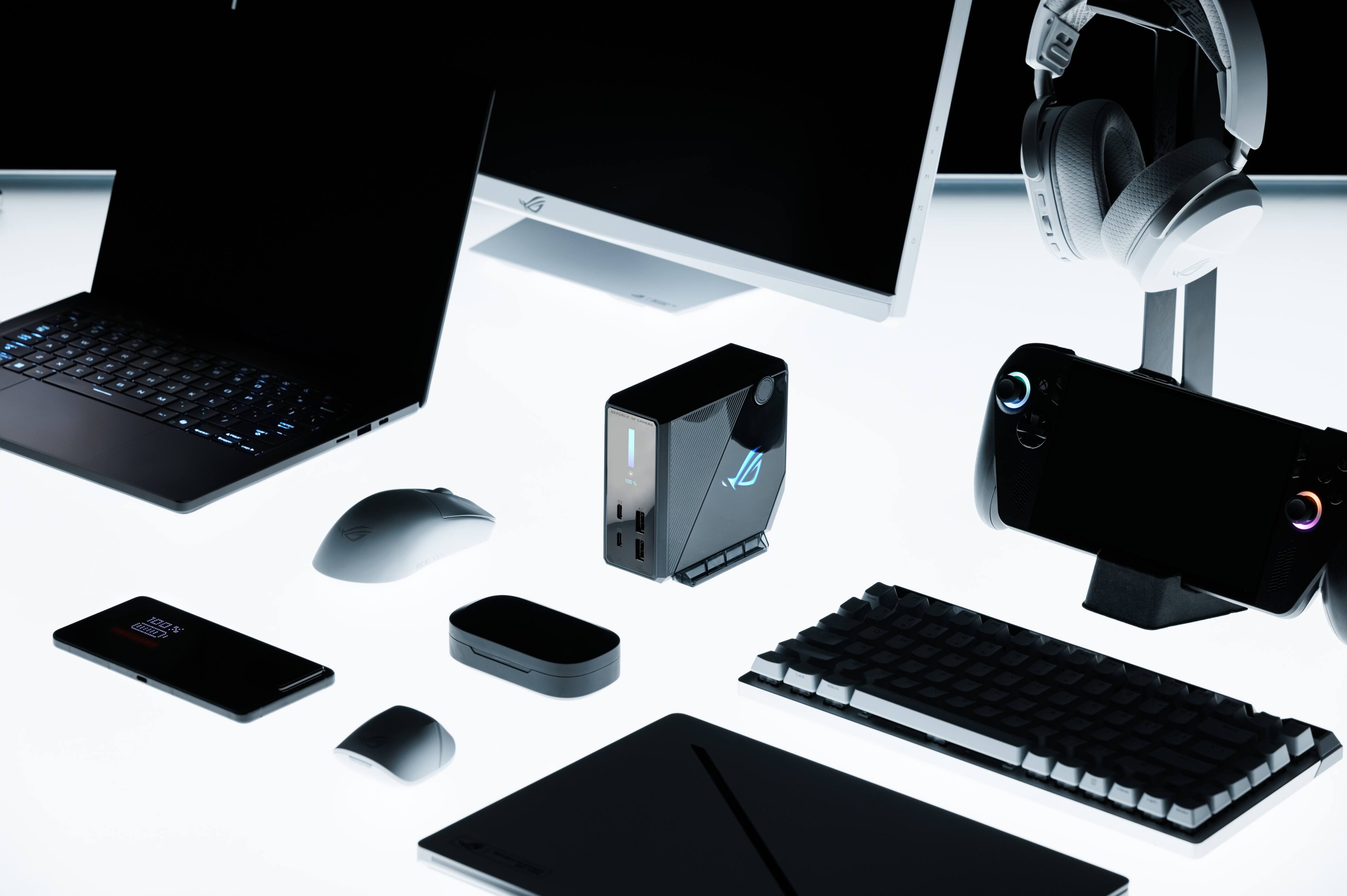 Alt View 9. ASUS - ROG Flux 6-in-1 Charger Dock (HDMI 2.1, USB-C 3.2, USB-A 2.0) with LCD screen & knob control - Black.