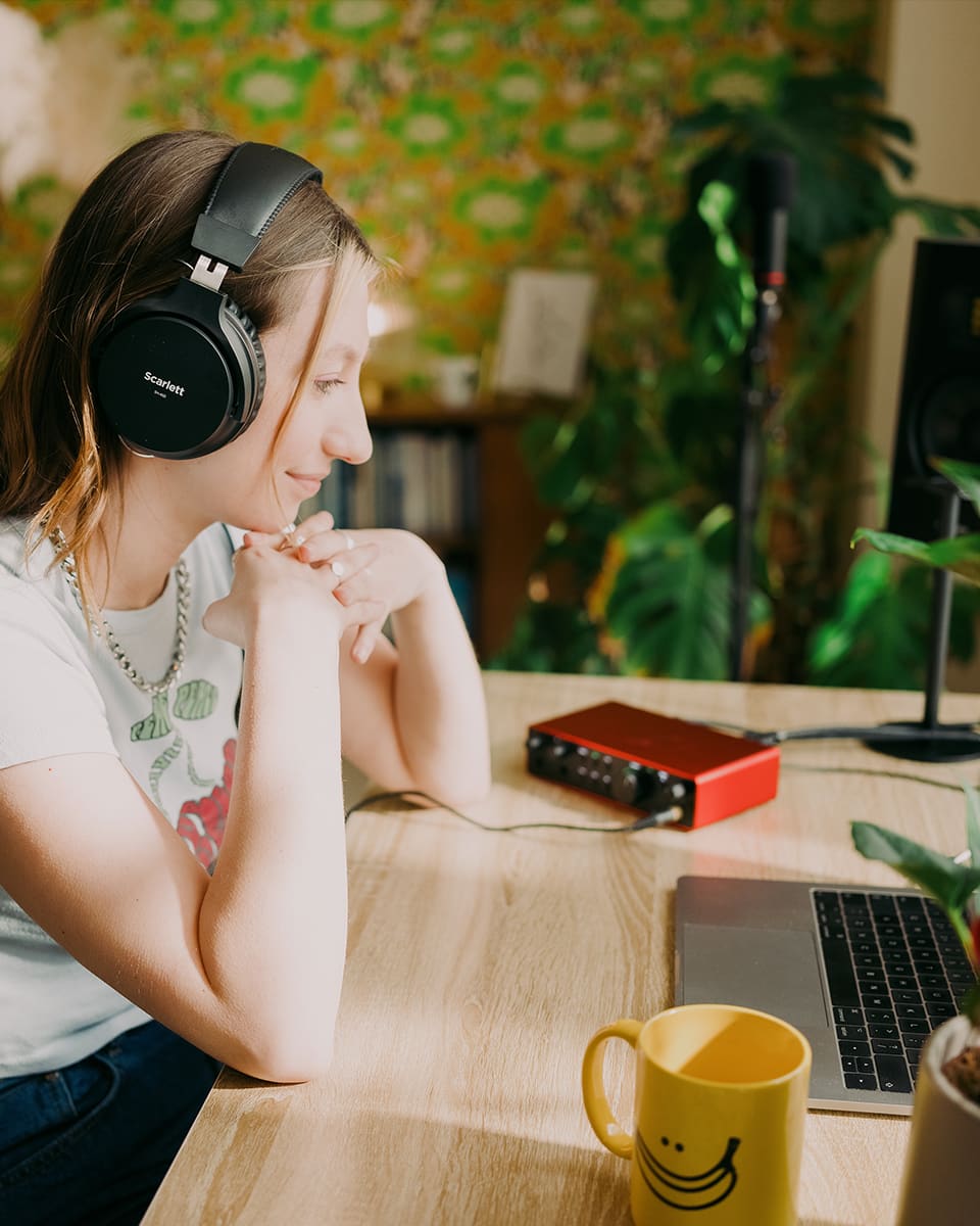 Alt View 16. Focusrite - Scarlett 2i2 4th Generation Audio Interface - Red.