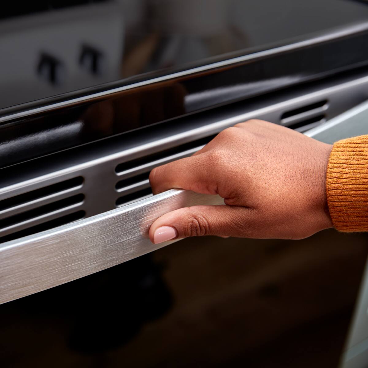 Alt View 8. Whirlpool - Whirlpool - 5.3 Cu. Ft. Freestanding Electric Range with Cooktop Flexibility - Stainless Steel - Stainless Steel.