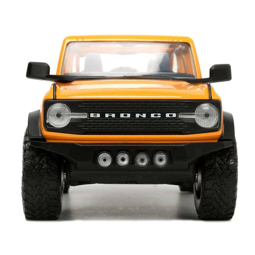 Angle. Jada - 2021 Ford Bronco Orange Metallic with Extra Wheels "Just Trucks" Series 1/24 - Orange Metallic.