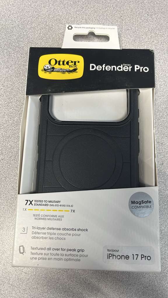 Recycle Otter Series BOX Defender Pro  
7X TESTED TO MILITARY STANDARD (MIL-STD-810G 516.6)  
1X 7X TEST CONFORME AUX NORMES MILITAIRES  
MagSafe COMPATIBLE  
3 Tri-layer defense absorbs shock  
Défense triple couche pour absorber les chocs  
Textured all over for peak grip  
Texture sur toute la surface pour une prise en main optimale  
for/pour iPhone 17 Pro