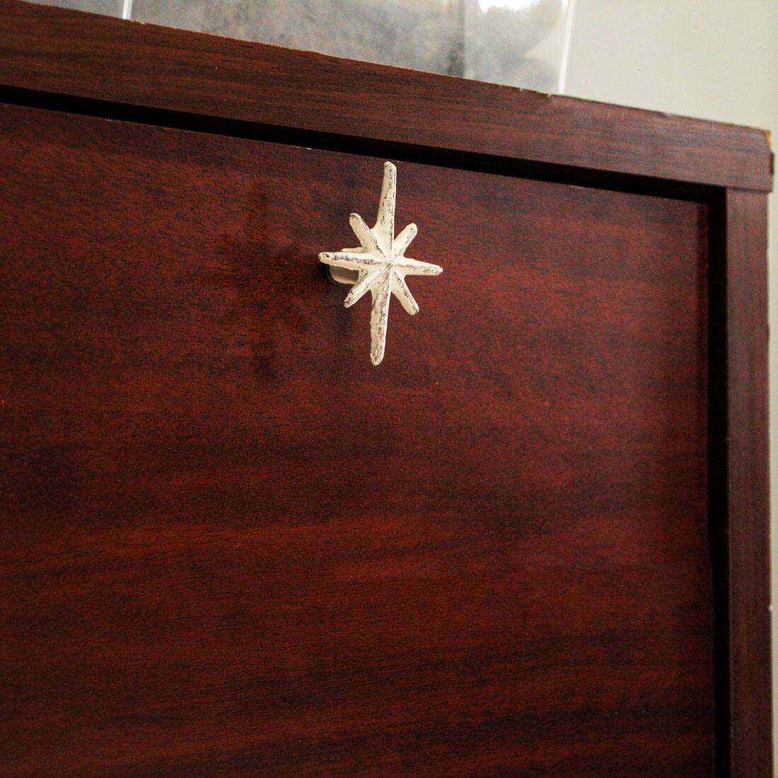 Alt View 3. Zeckos - Set of 6 Antique White Finish Mid Century Modern Starburst Drawer Pulls Knobs - White.