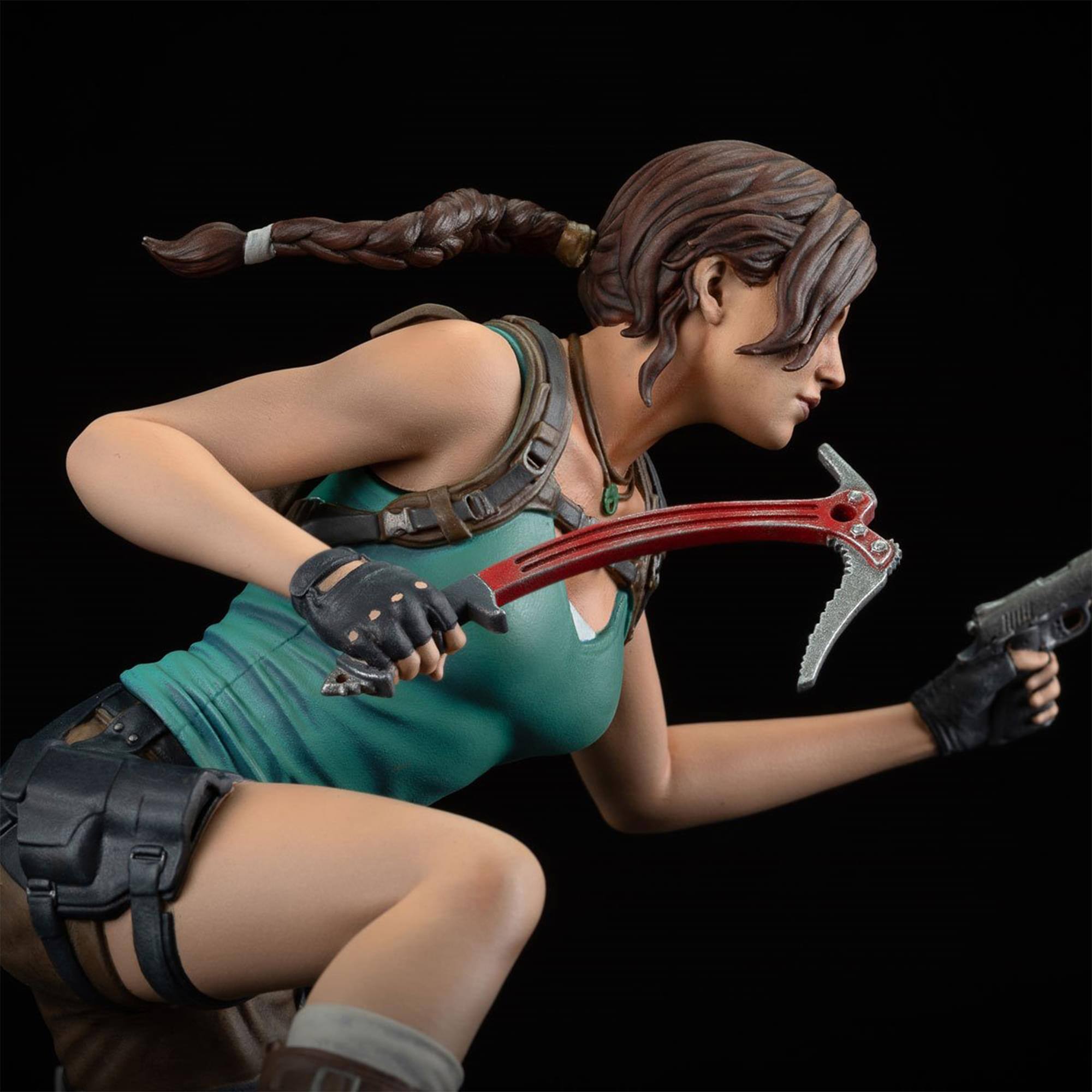 Alt View 4. Dark Horse Comics - Tomb Raider Deluxe Lara Croft 9 Inch PVC Statue - Multi-Colored.
