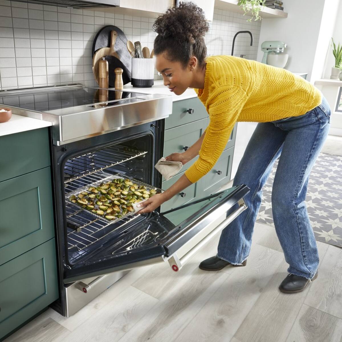 Alt View 8. KitchenAid - 6.4 Cu. Ft. Slide-In Electric Induction Convection Range with Air Fry - Stainless Steel.