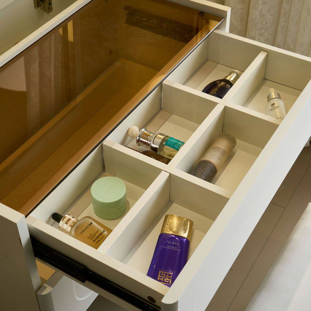 The text in the image appears to be a mix of letters and numbers, possibly part of a code or a message. Here is the corrected and grouped version:

"KUATRUE 8N SHEMADEN OVY SHE I ... for TNO"

This seems to be a sequence of letters and numbers that might not form coherent words or phrases. If this is part of a code or a specific context, additional information might be needed to interpret it correctly.