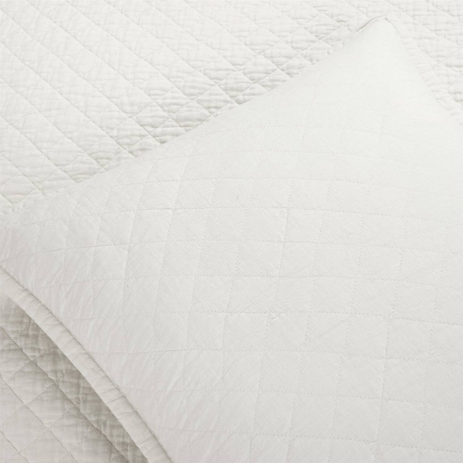 Angle. Hivvago - King/CAL King Lightweight Cotton Linen White Reversible 3-PC Quilt Set - Linen White.