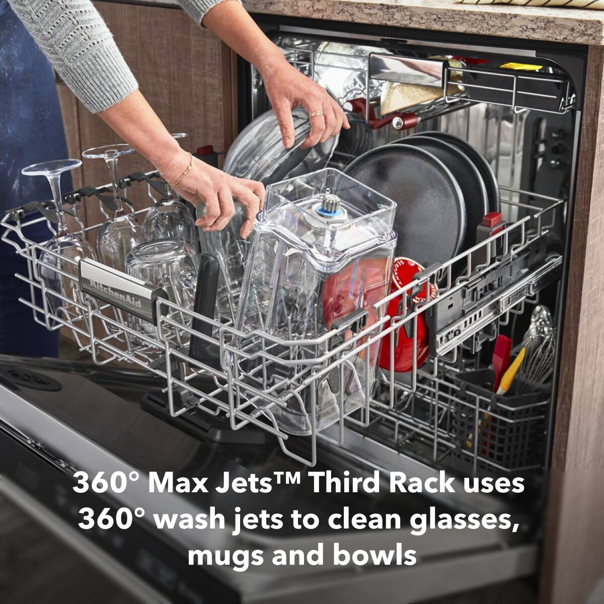 360° Max Jets™ Third Rack uses 360° wash jets to clean glasses, mugs and bowls