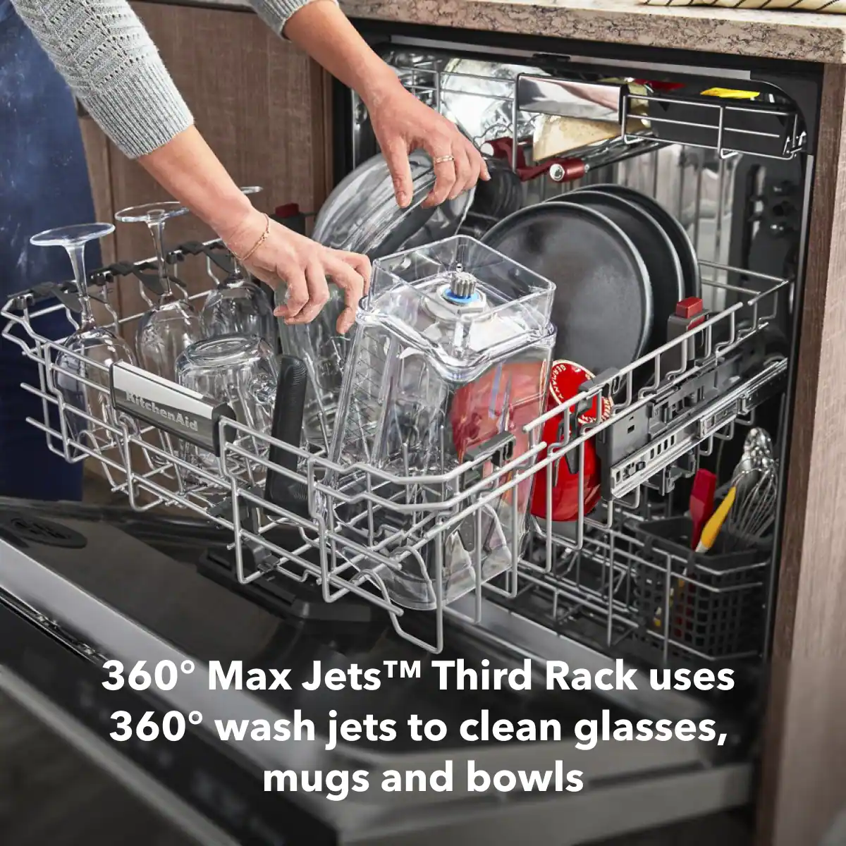 360° Max Jets™ Third Rack uses 360° wash jets to clean glasses, mugs and bowls