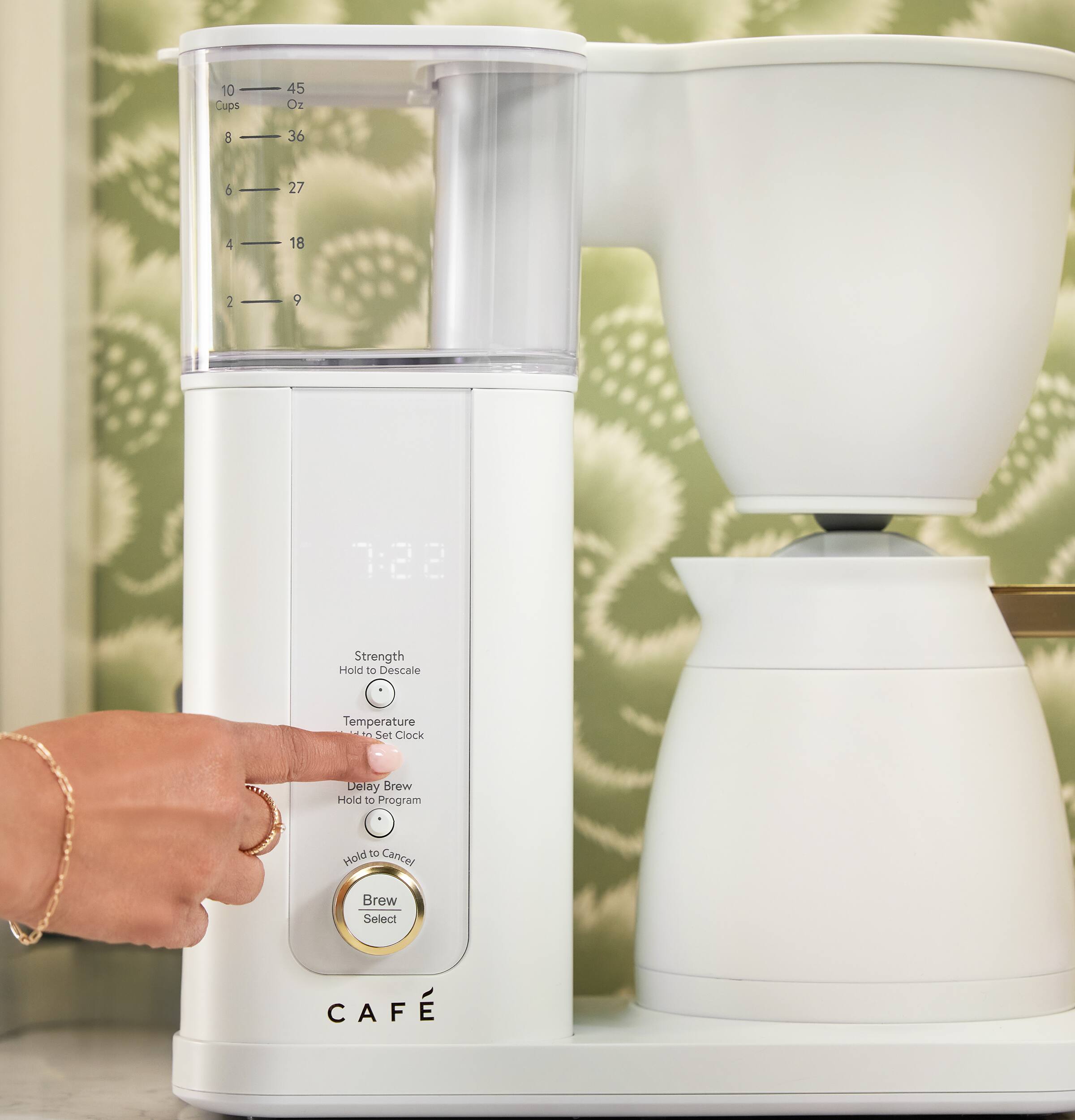 10 Cups  
45 Oz  
8  
36  
6  
27  
4  
18  
2  
9  
7:22  
Strength  
Hold to Descale  
Temperature to Set Clock  
Delay Brew Hold to Program  
Hold to Cancel  
Brew Select  
CAFÉ