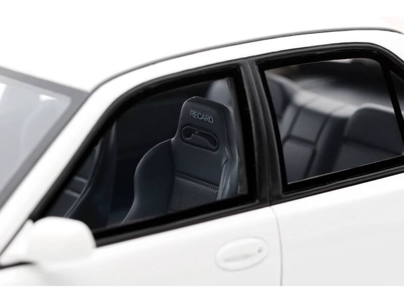 Left. Otto Mobile - 1995 Mitsubishi Lancer Evolution III RHD (Right Hand Drive) Scotia White Limited Edition to 3000 pieces Worldwide 1/18 - White.