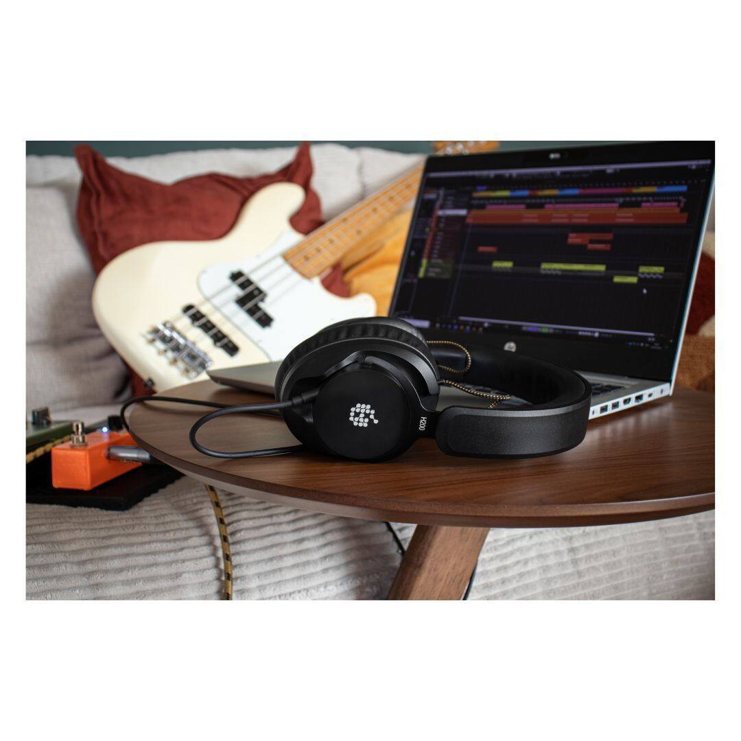 The text in the image appears to be "CRIR i H2S0." It seems to be a combination of letters and numbers, possibly part of a code or identifier. There isn't enough context to determine its meaning or correct it further.