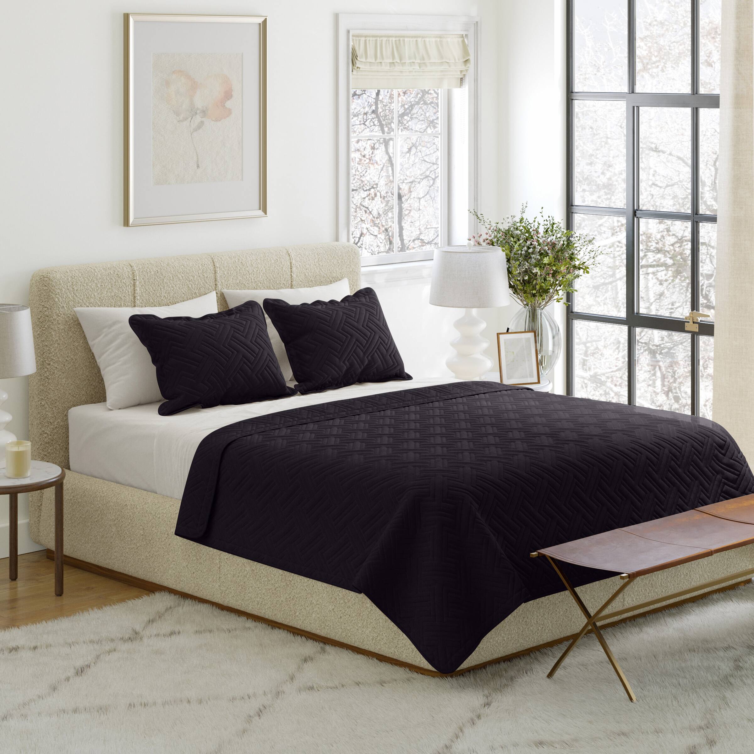 Angle. Lavish Home - 2PC Twin Quilt Set with Sham - Black.