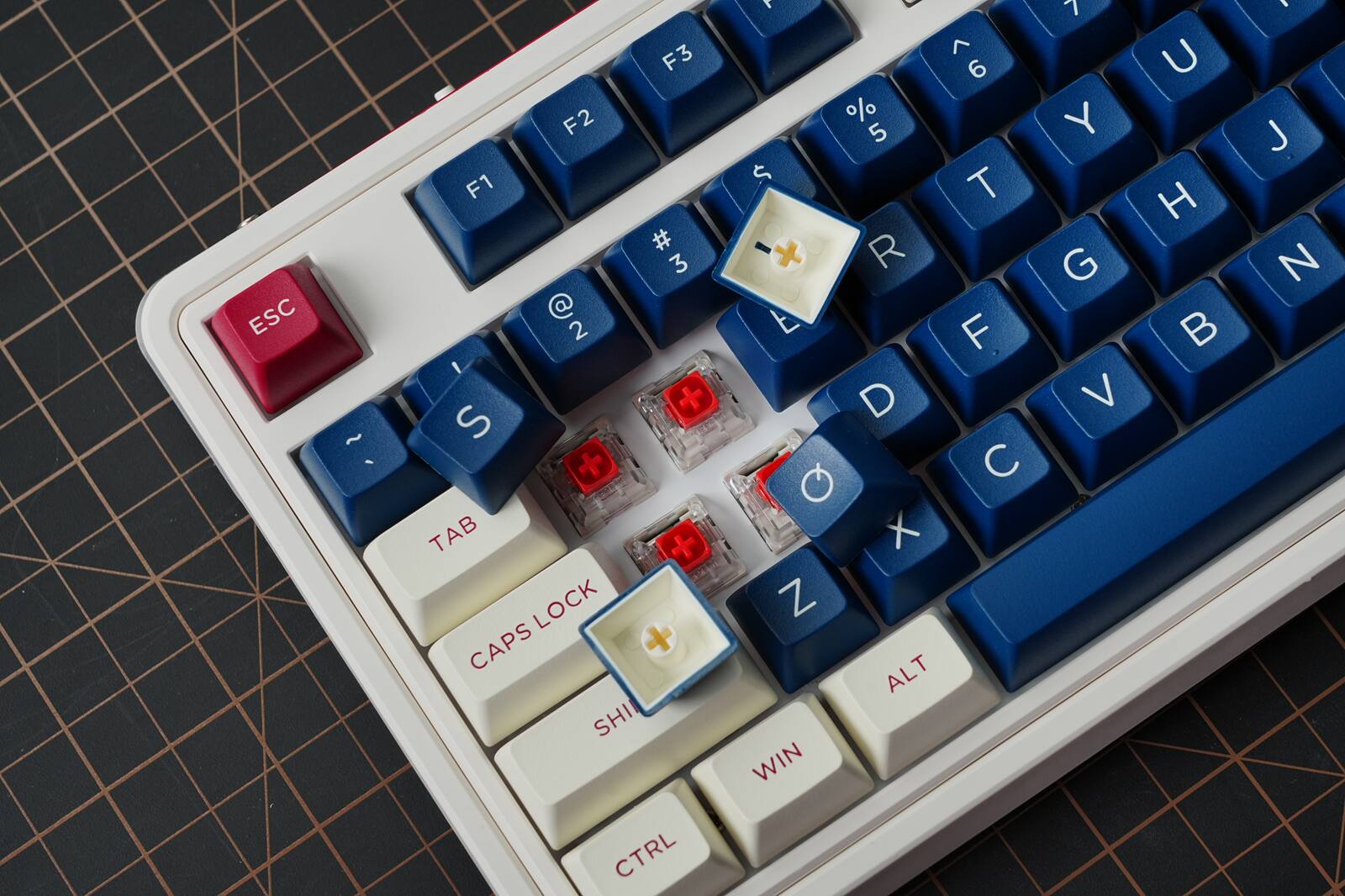 ESC ~ F3 F2 F1 3 @ 2 I + S + TAB + LOCK CAPS + SHI CTRL T ^ 6 %5 5 $ T R E F D C X Z ALT WIN 7 Y G V U H J N