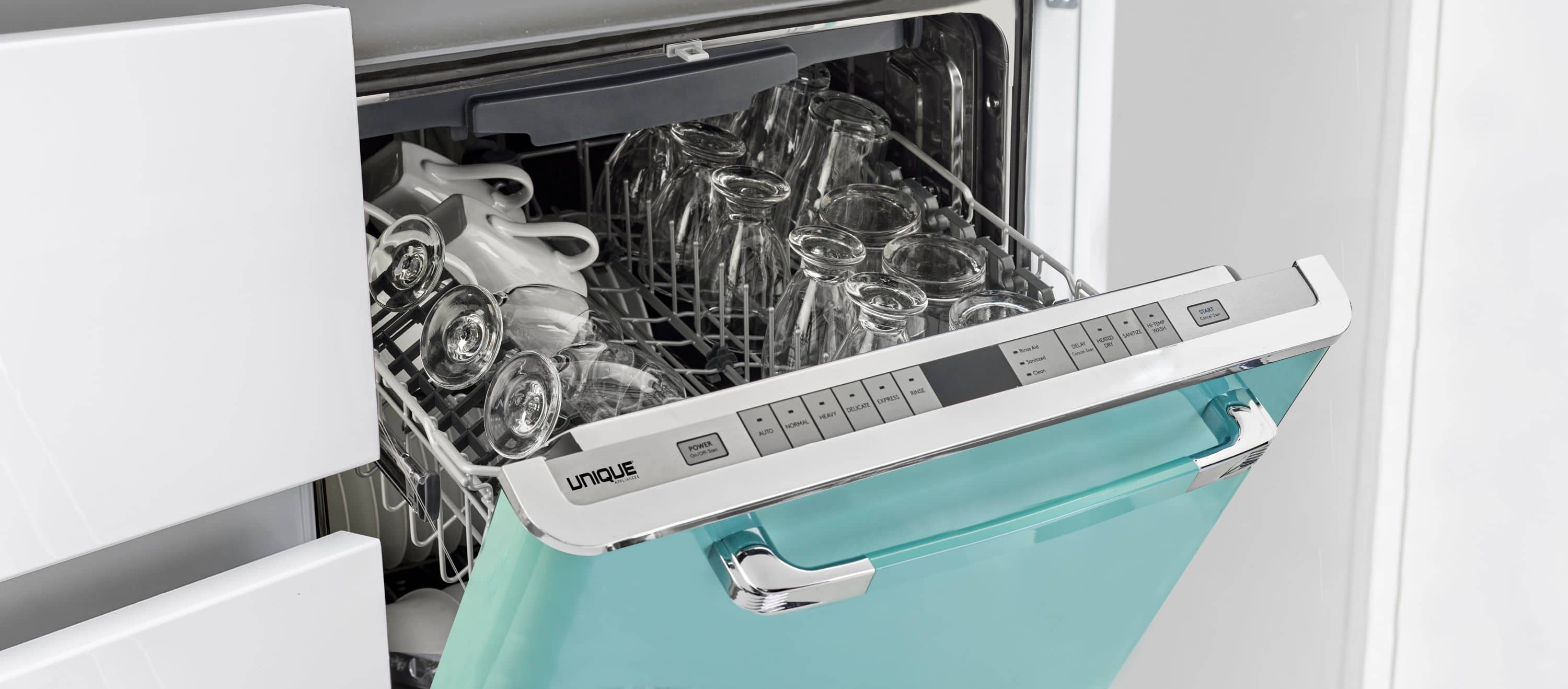 The text on the image reads "Seme - SELA 1 - UNIQUE POWER - -t a TAPRAL SucE TEAST - Lnua." However, it is not clear what this text is referring to or what it means. It could be a description or a label for the dishwasher or the dishes inside it.