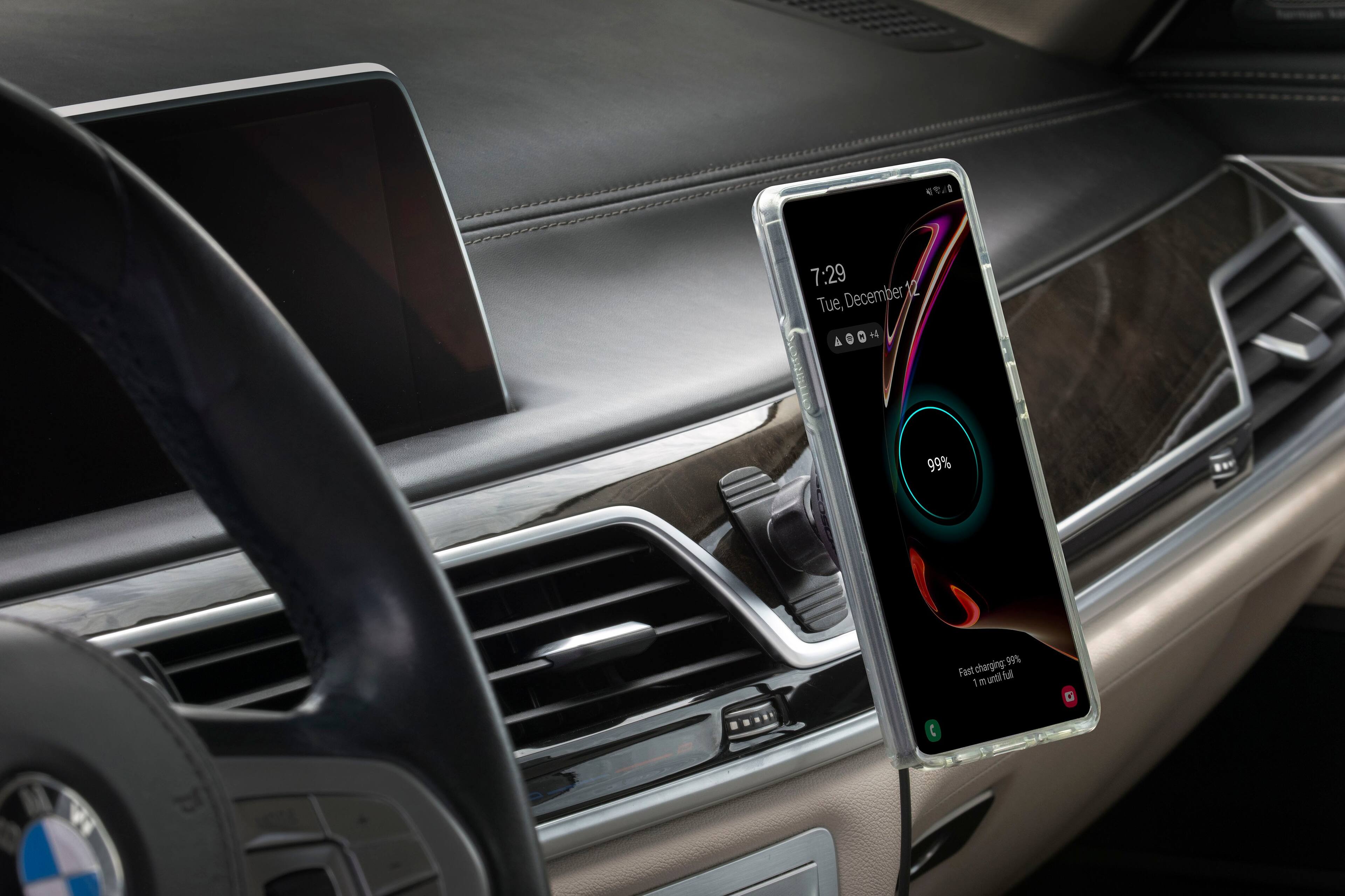 "A 7:29 12 Tue, December / +4 1 99% charging 99 Fast M - B uti G"