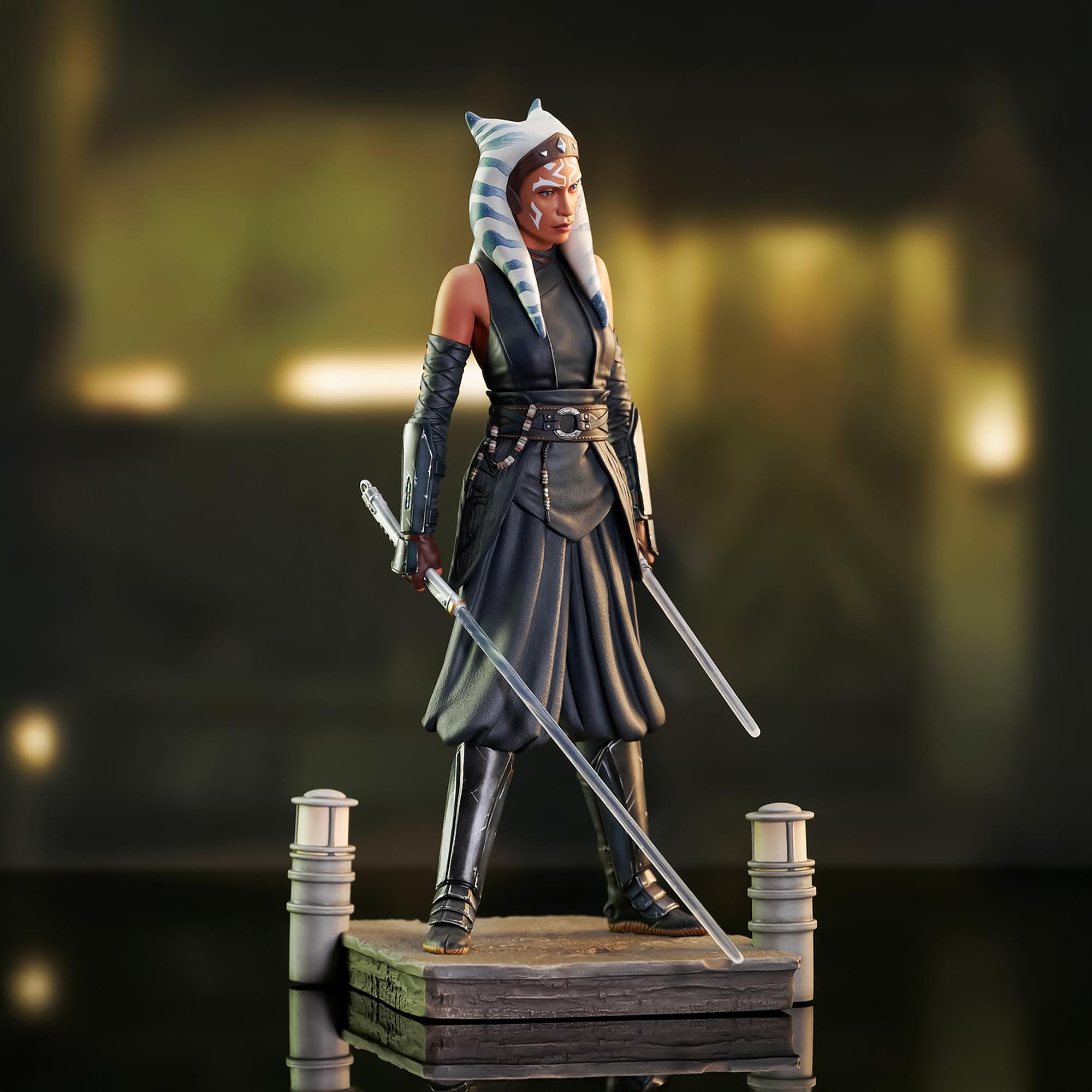 Alt View 3. Diamond Select Toys - Star Wars: The Mandalorian Ahsoka Premier Collection 1:7 Scale Statue - Multi-Colored.
