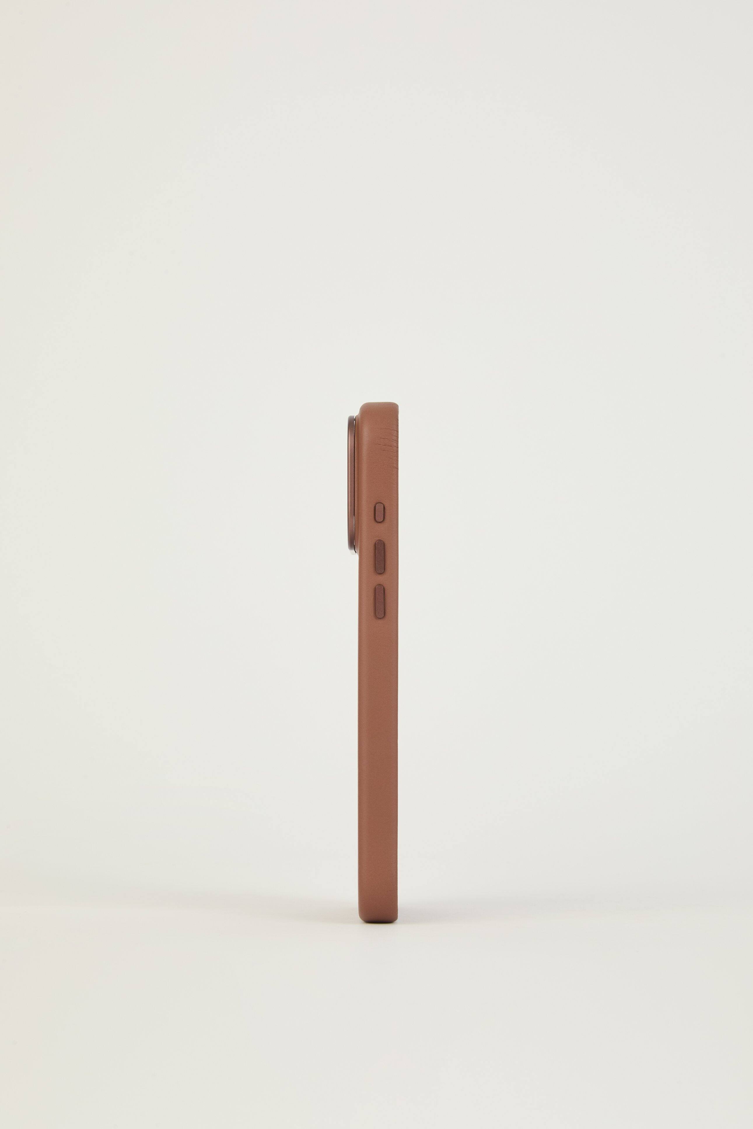 Alt View 3. Troubadour - iPhone 18 Pro Max Leather Case - Tan.