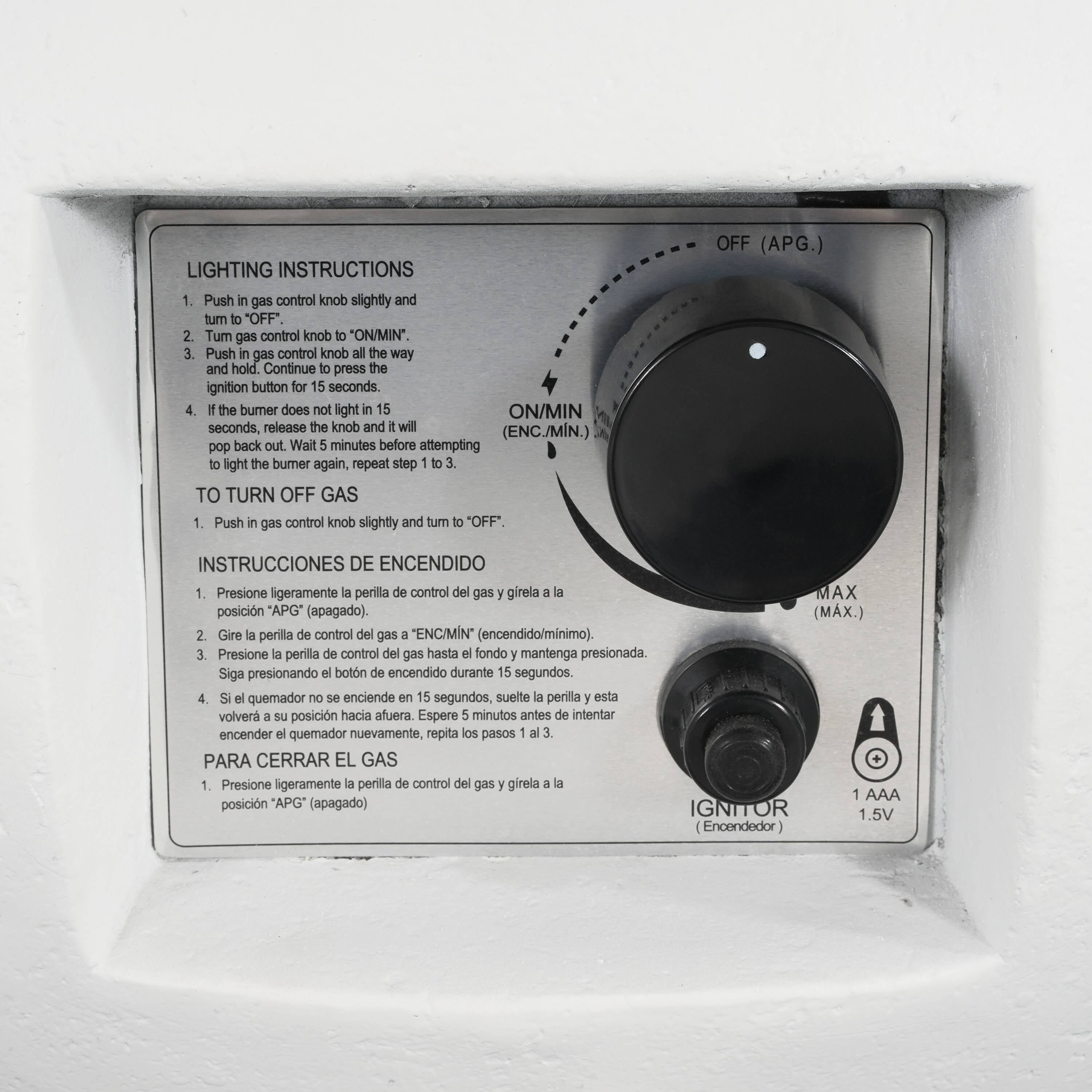 **LIGHTING INSTRUCTIONS**

1. Push in gas control knob slightly and turn to "OFF".
2. Turn gas control knob to "ON/MIN".
3. Push in gas control knob all the way and hold. Continue to press the ignition button for 15 seconds.
4. If the burner does not light in 15 seconds, release the knob and it will pop back out. Wait 5 minutes before attempting to light the burner again, repeat step 1 to 3.

**TO TURN OFF GAS**

1. Push in gas control knob slightly and turn to "OFF".

**INSTRUCCIONES DE ENCENDIDO**

1. Presione ligeramente la perilla de control del gas y gírela a la posición "APG" (apagado).
2. Gire la perilla de control del gas a "ENC/MIN" (encendido/mínimo).
3. Presione la perilla de control del gas hasta el fondo y mantenga presionada. Siga presionando el botón de encendido durante 15 segundos.
4. Si el quemador no se enciende en 15 segundos, suelte la perilla y esta volverá a su