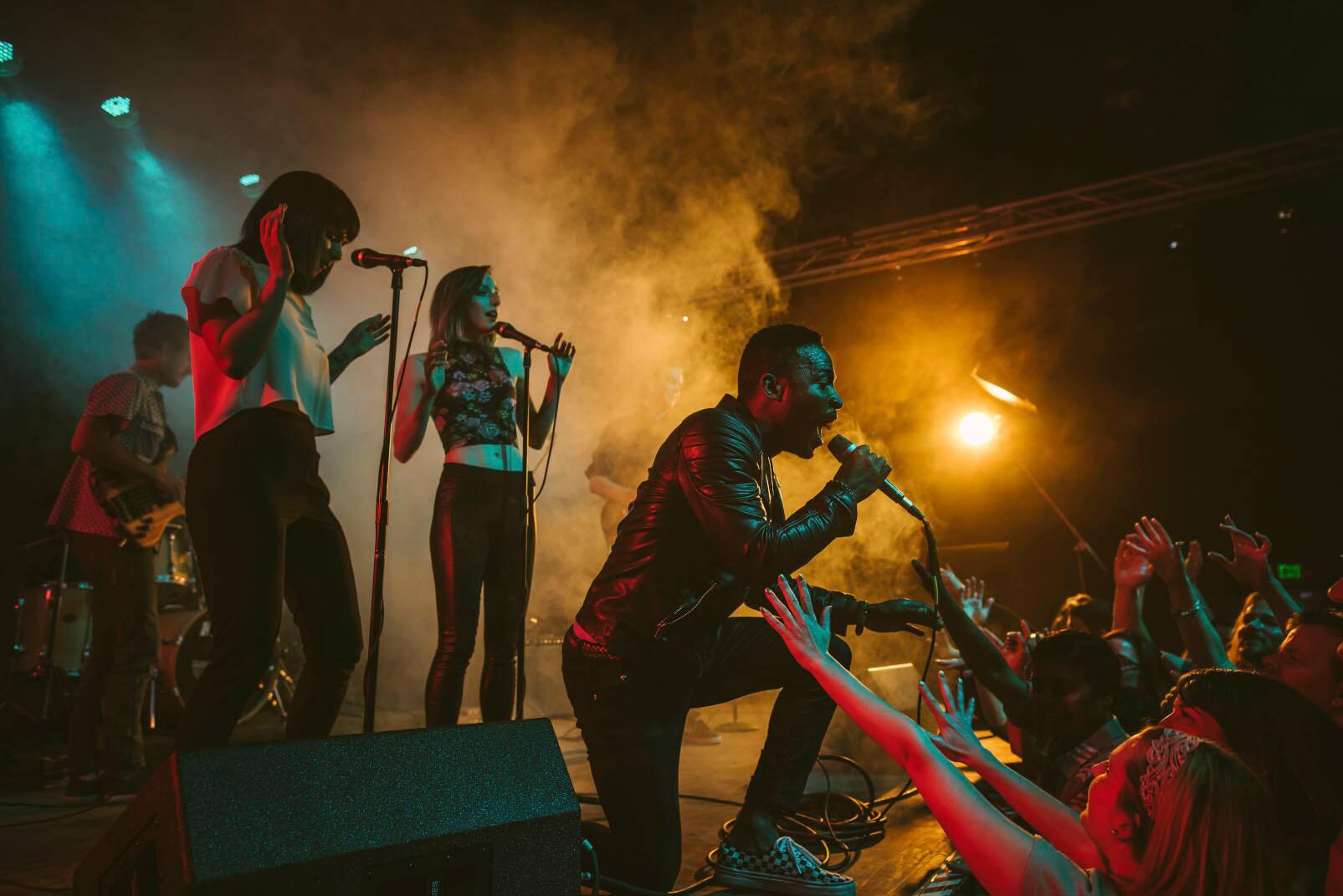 Angle. AKG - AKG Wired P3S Rugged Dynamic Mic with On/Off Switch - Black.