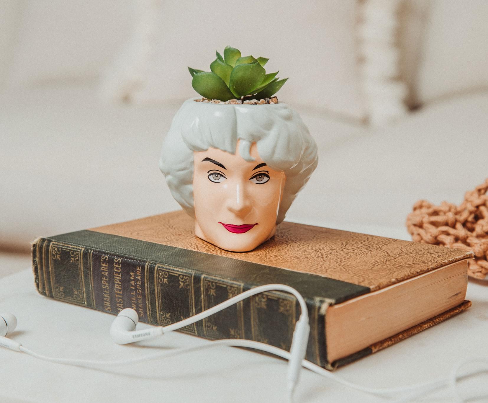 8U OK K C S  
SHAKESPEARE'S MASTERPIECES  
WILLIAM SHAKESPEARE