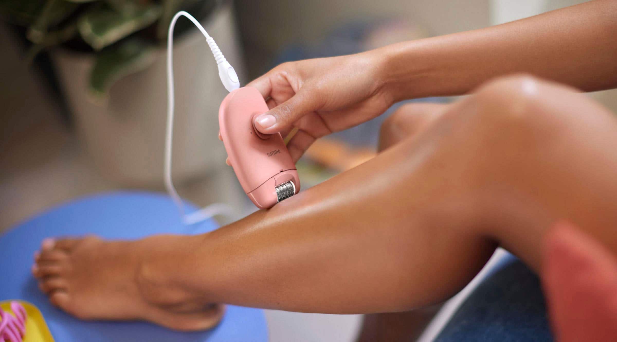 Left. Philips - Philips Compact Hair Removal Epilator Series 2000 for Women - Corded with 1 Accessory (BRE227/00) - Soft Blossom.