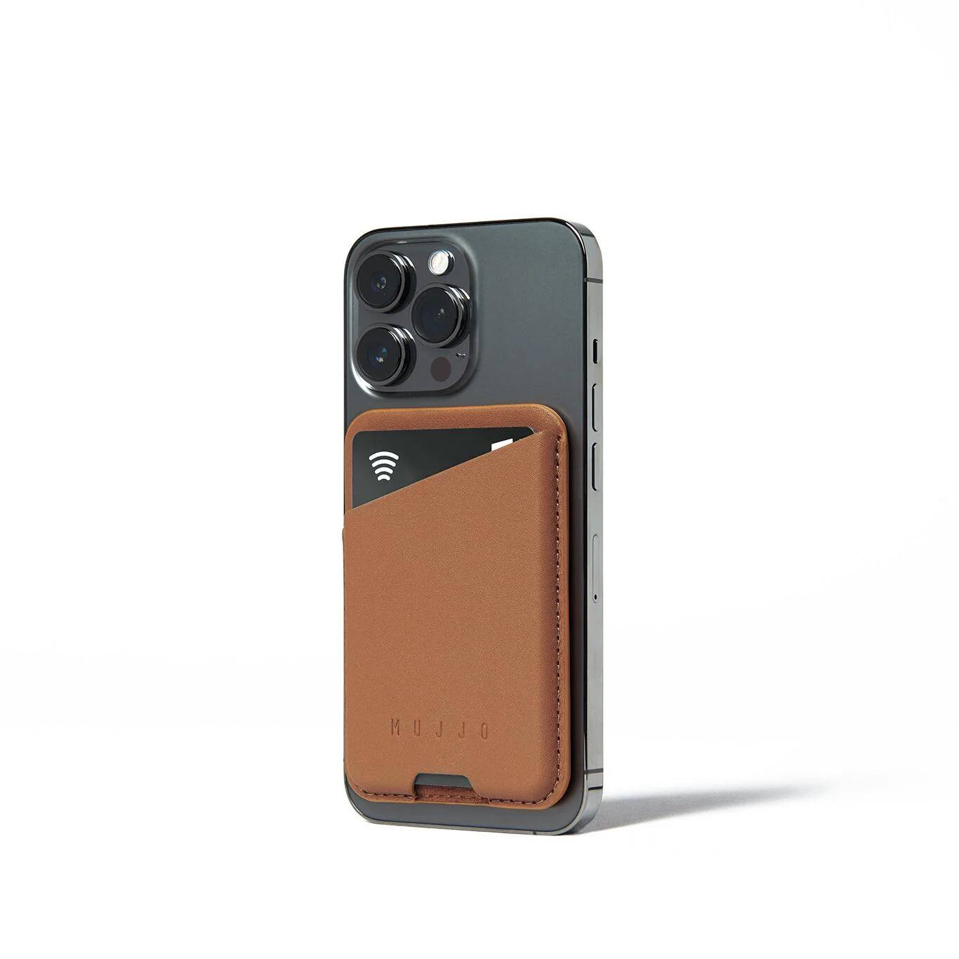 Angle. Mujjo - Full Leather MagSafe Wallet for iPhone - Dark Tan.