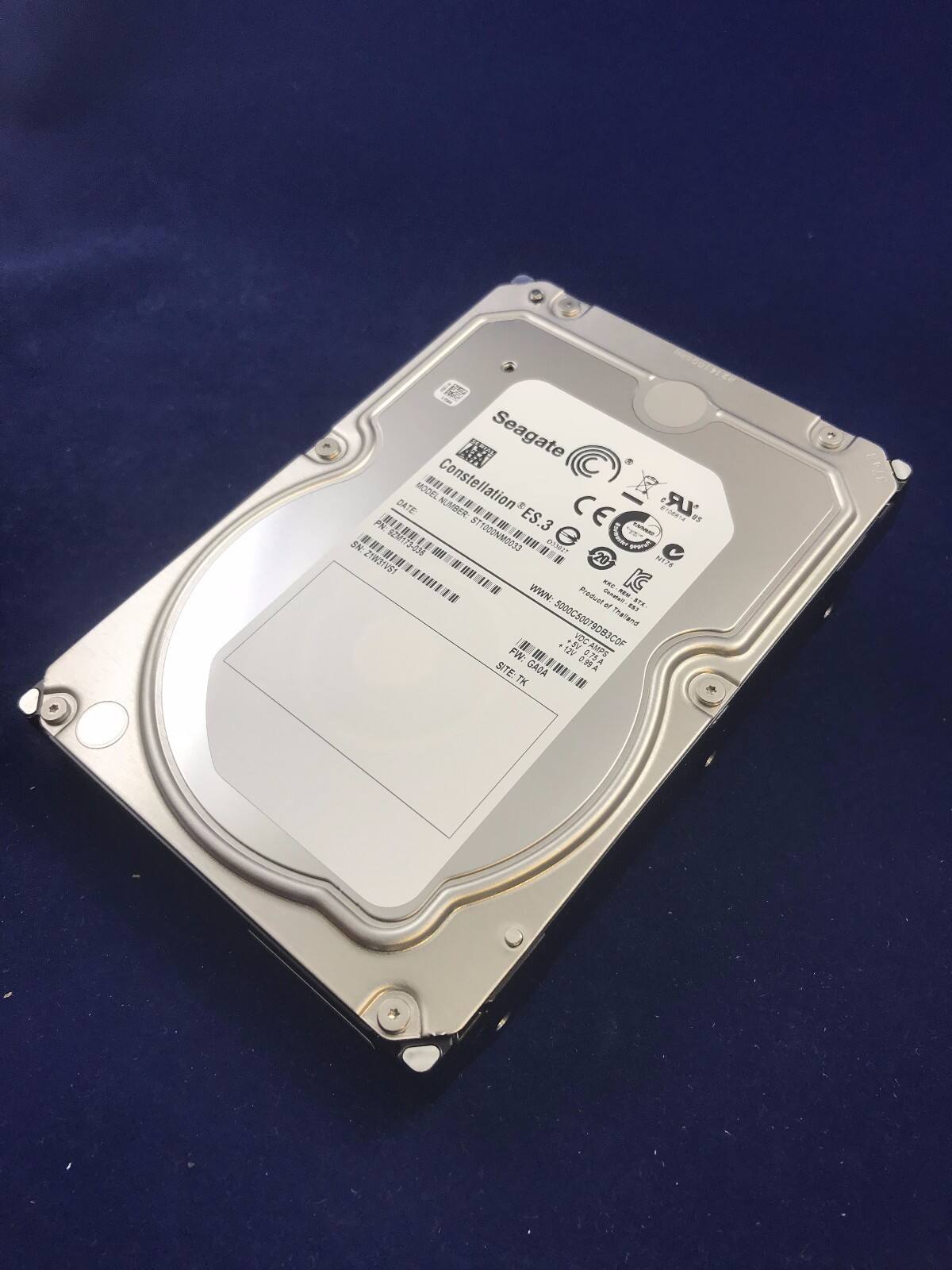 Seagate  
Constellation ES.3  
MODEL: ST1000N100033  
DATE NUMBER: 07-15-2011  
PN: 5000C50079083COF  
SN: 2NG06151  
SITE: TK  
FW: 075A  
VDC: 12V  
AMPS: 0.6  
EPA  
Product of Thailand  
www.seagate.com  
CE  
RoHS  
WEEE