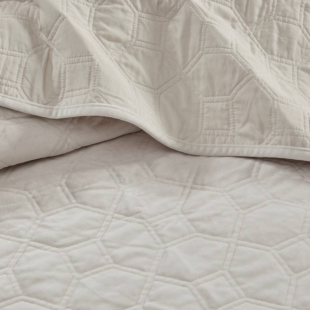 Alt View 5. Gracie Mills - Gracie Mills Gayle 3-Piece Casual Geometric Velvet Quilt Set - Ivory.