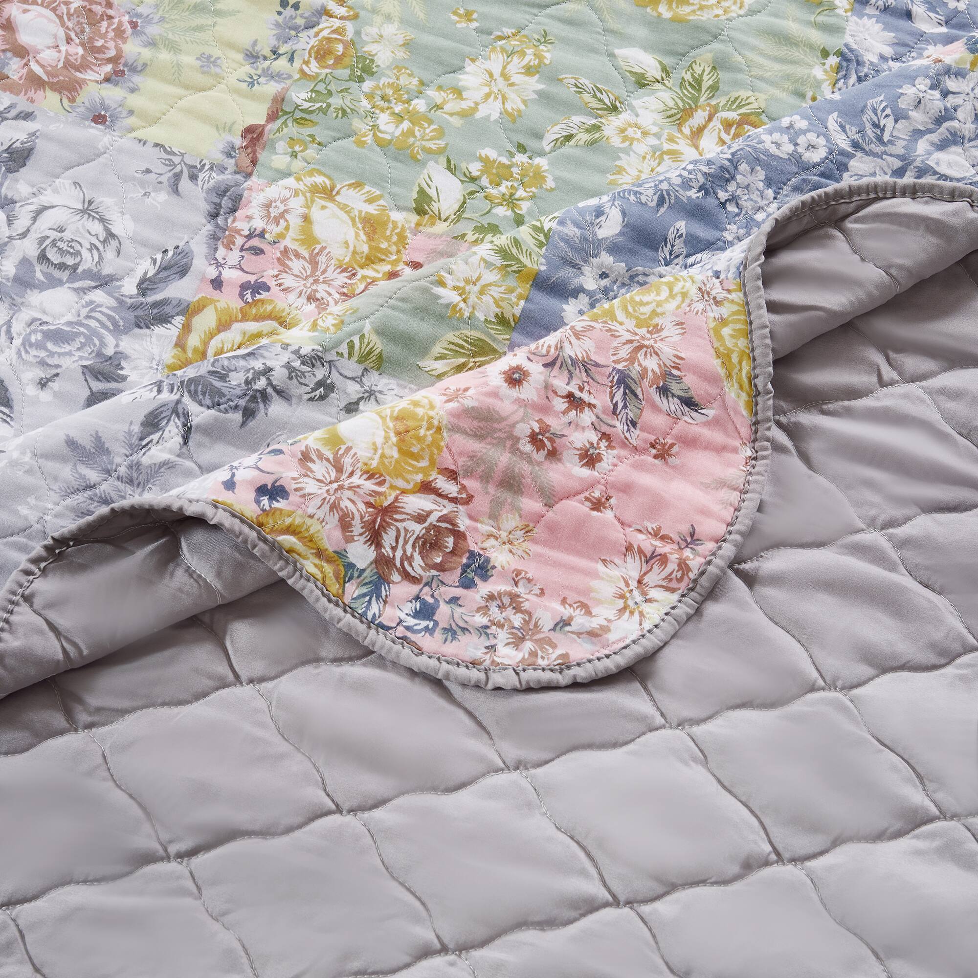 Left. BreeBe - Emma Bedspread Set 3-Piece King/Cal King - Gray.