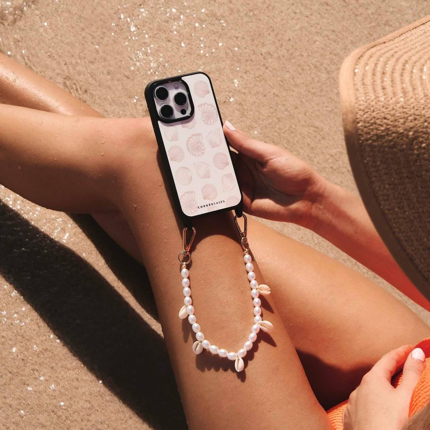 Angle. Cordée Cases - Pearl Paradise Phone Chain Set - Beige.