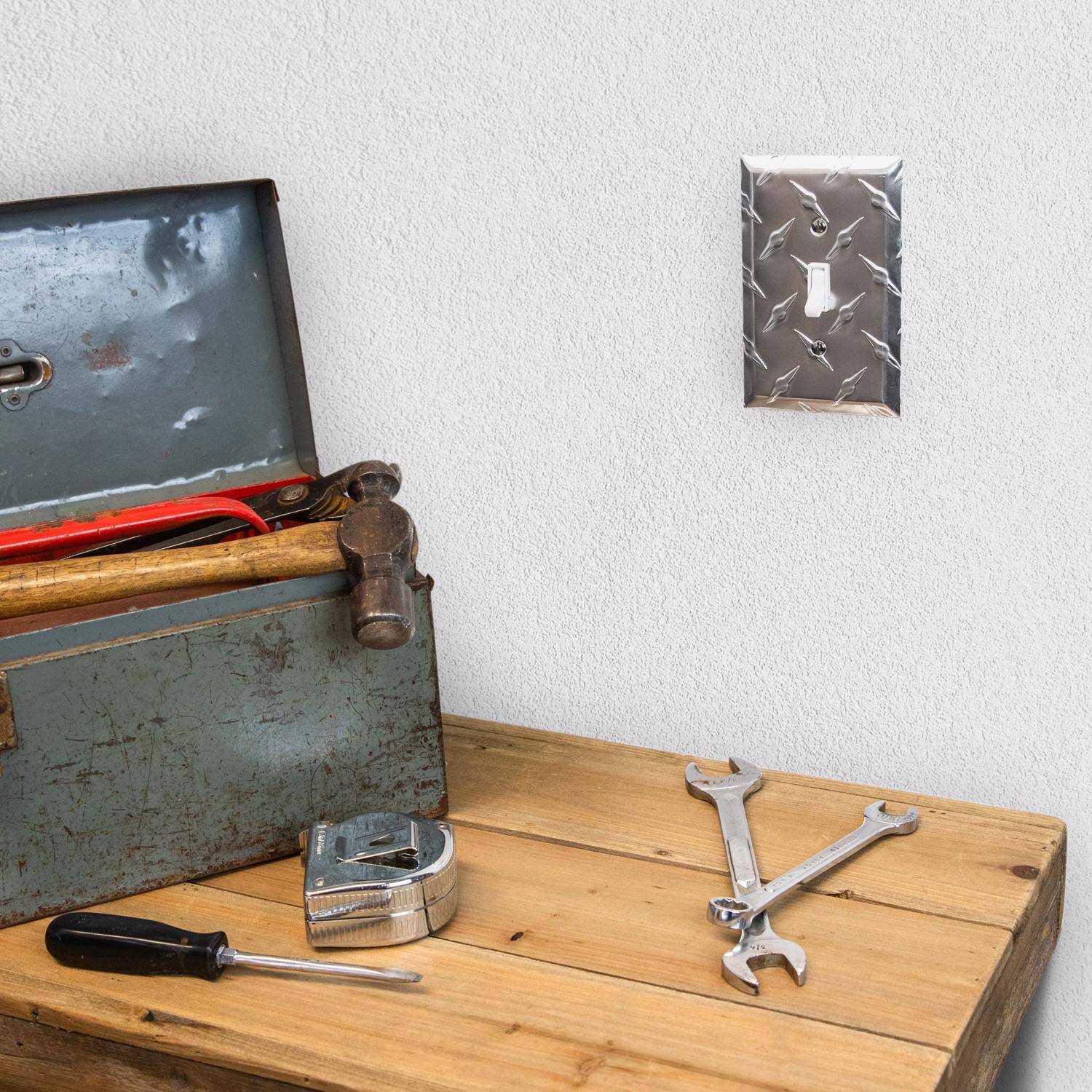 Left. AMERELLE - Amerelle Diamond Silver 2 gang Stamped Aluminum Toggle Wall Plate 1 pk - Silver.