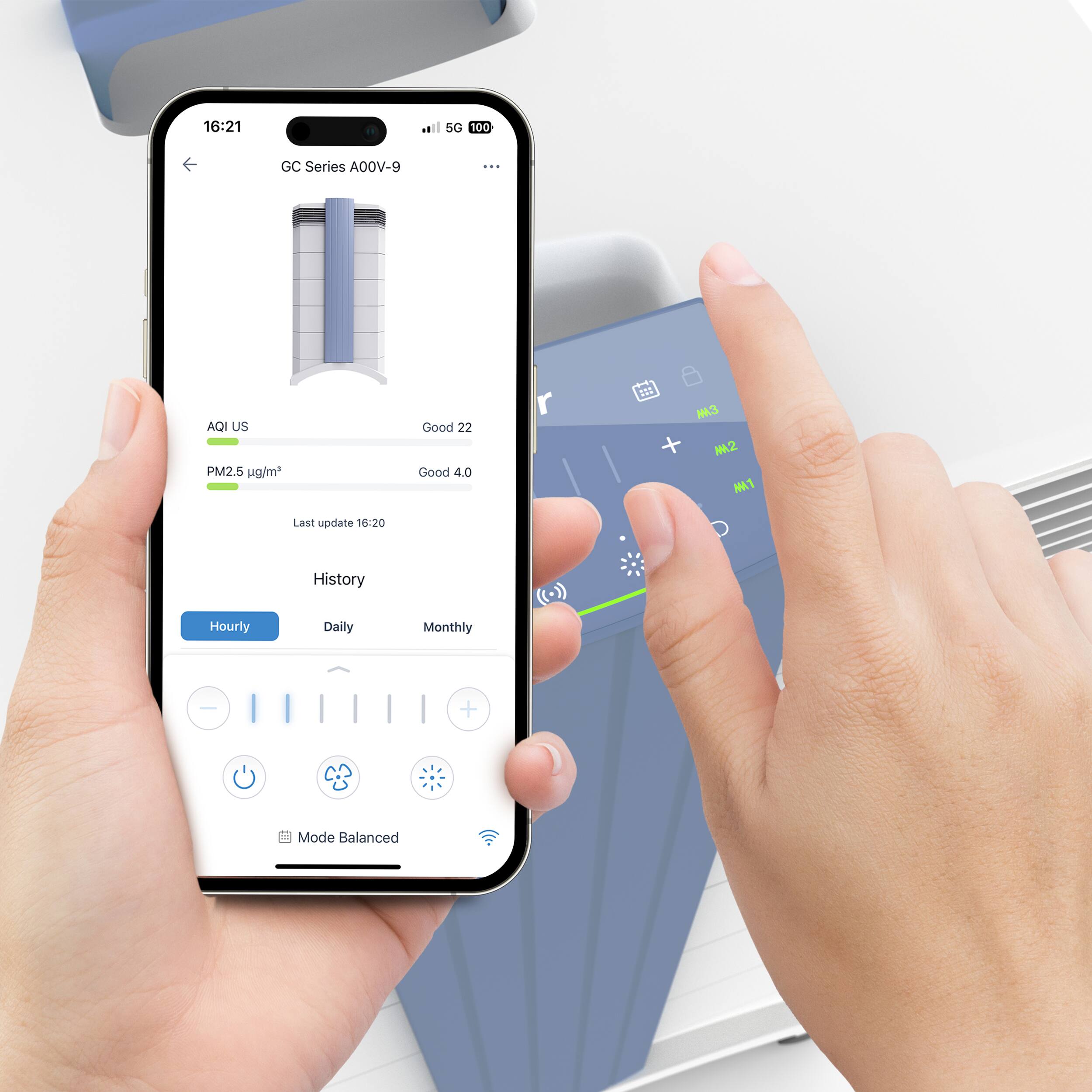 The text on the image reads: "16:21 SC 100 GC Series AO0V-9 : AQI US PM2.5 ug/m Good 22 Good 4.0 115 M3 M2 M1 Last update 16:20 Hourly History Daily Monthly ((-)) + Mode Balanced."