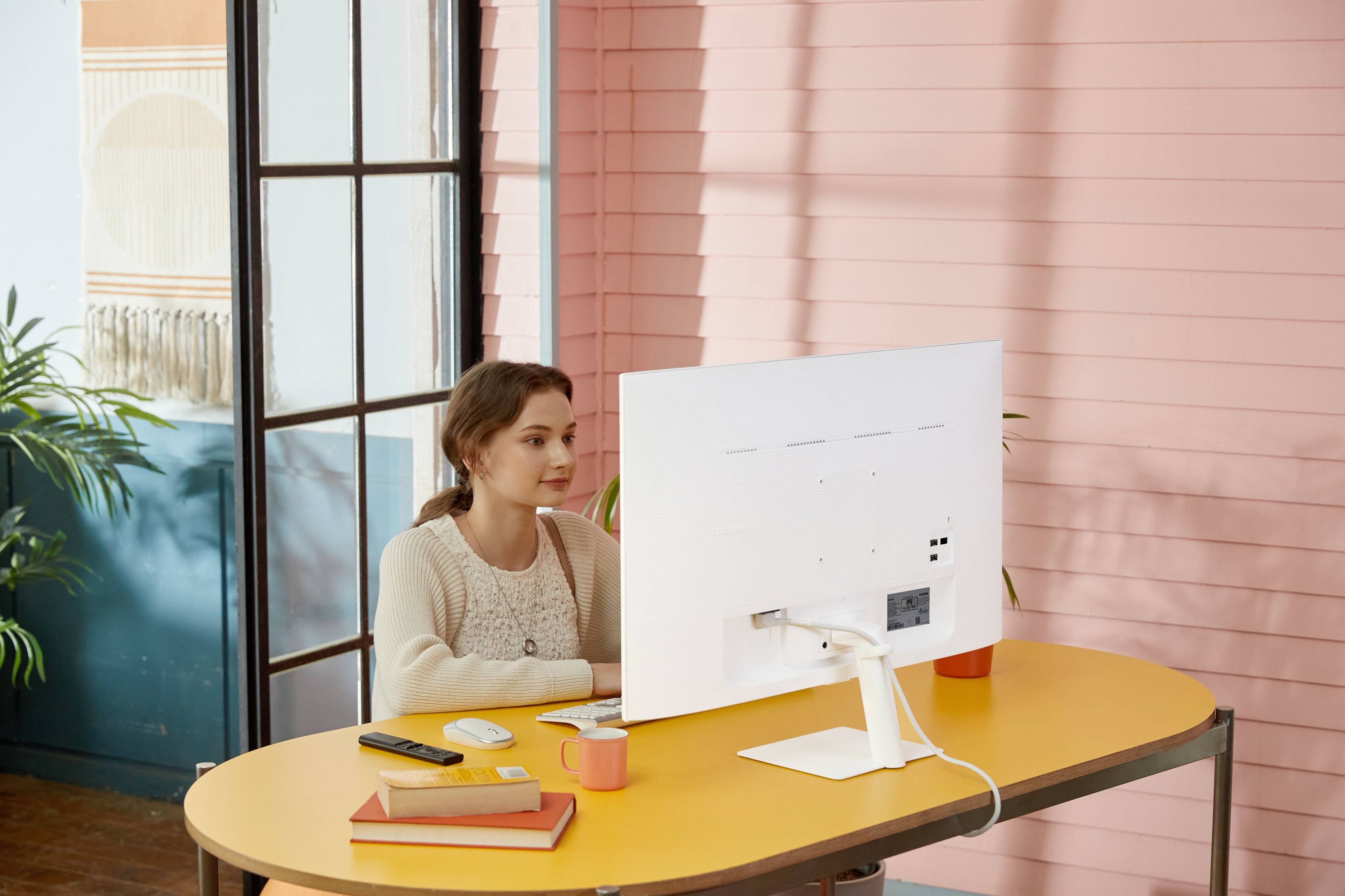 Alt View 32. Samsung - AM500 Series 27" LED FHD Smart Tizen Monitor - White.